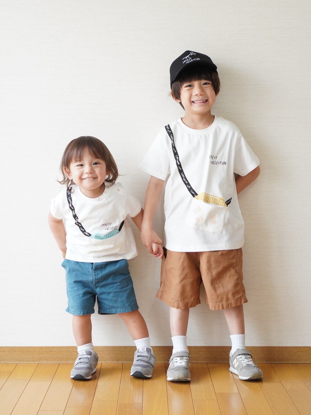 グレー系のスニーカー、ホワイト系のトップス、ホワイト系のトップスを着用したキッズの夏コーディネートの4枚目の写真