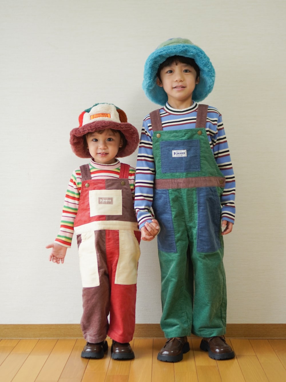 その他のTシャツ/カットソー、ブルー系のTシャツ/カットソー、グリーン系のサロペット/オーバーオールを着用したキッズの秋コーディネートの3枚目の写真