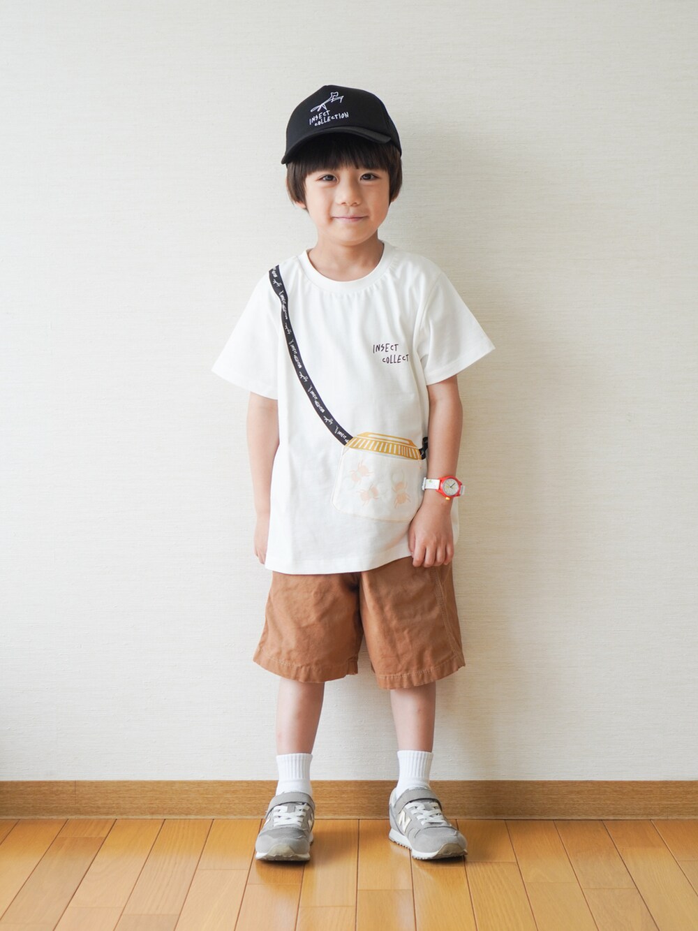 グレー系のスニーカー、ホワイト系のトップス、ホワイト系のトップスを着用したキッズの夏コーディネートの5枚目の写真