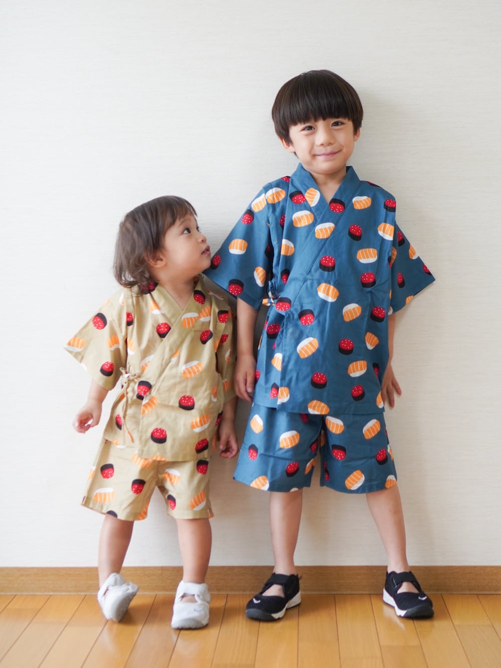 「nicohrat、ニコフラート、NIKE、リトルリフト、兄弟リンク、兄弟リンクコーデ、兄弟コーディネート、男の子コーデ、おでかけコーデ、夏祭りコーデ、むすこふく、甚平、浴衣、夏コーデ、夏ルックで気分アップ」｜「NIKEのナイキ エア リフト プリスクール＆キッズシューズ / Nike Rift Little /Big Kids' Shoes  322359-014 Black（スニーカー、ブラック系）」を使った、さっくん＆かいくんさん（キッズ・110cm）の夏コーディネートの3枚目の写真