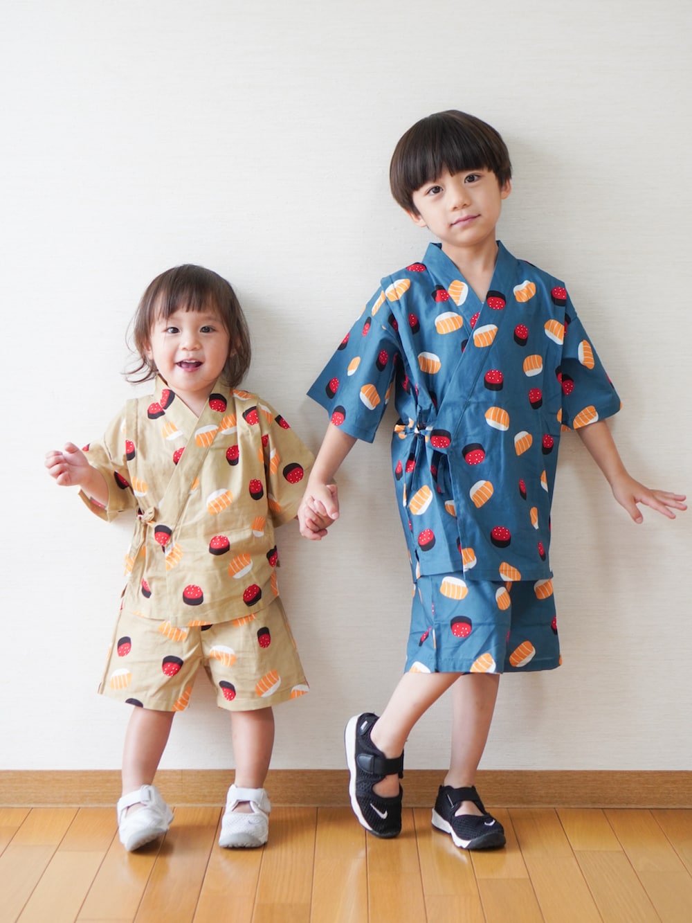 「nicohrat、ニコフラート、NIKE、リトルリフト、兄弟リンク、兄弟リンクコーデ、兄弟コーディネート、男の子コーデ、おでかけコーデ、夏祭りコーデ、むすこふく、甚平、浴衣、夏コーデ、夏ルックで気分アップ」｜「NIKEのナイキ エア リフト プリスクール＆キッズシューズ / Nike Rift Little /Big Kids' Shoes  322359-014 Black（スニーカー、ブラック系）」を使った、さっくん＆かいくんさん（キッズ・110cm）の夏コーディネートの2枚目の写真