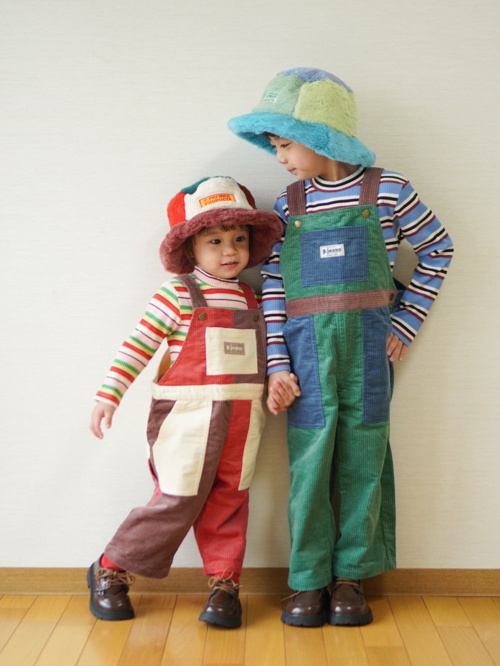 その他のTシャツ/カットソー、ブルー系のTシャツ/カットソー、グリーン系のサロペット/オーバーオールを着用したキッズの秋コーディネートの4枚目の写真