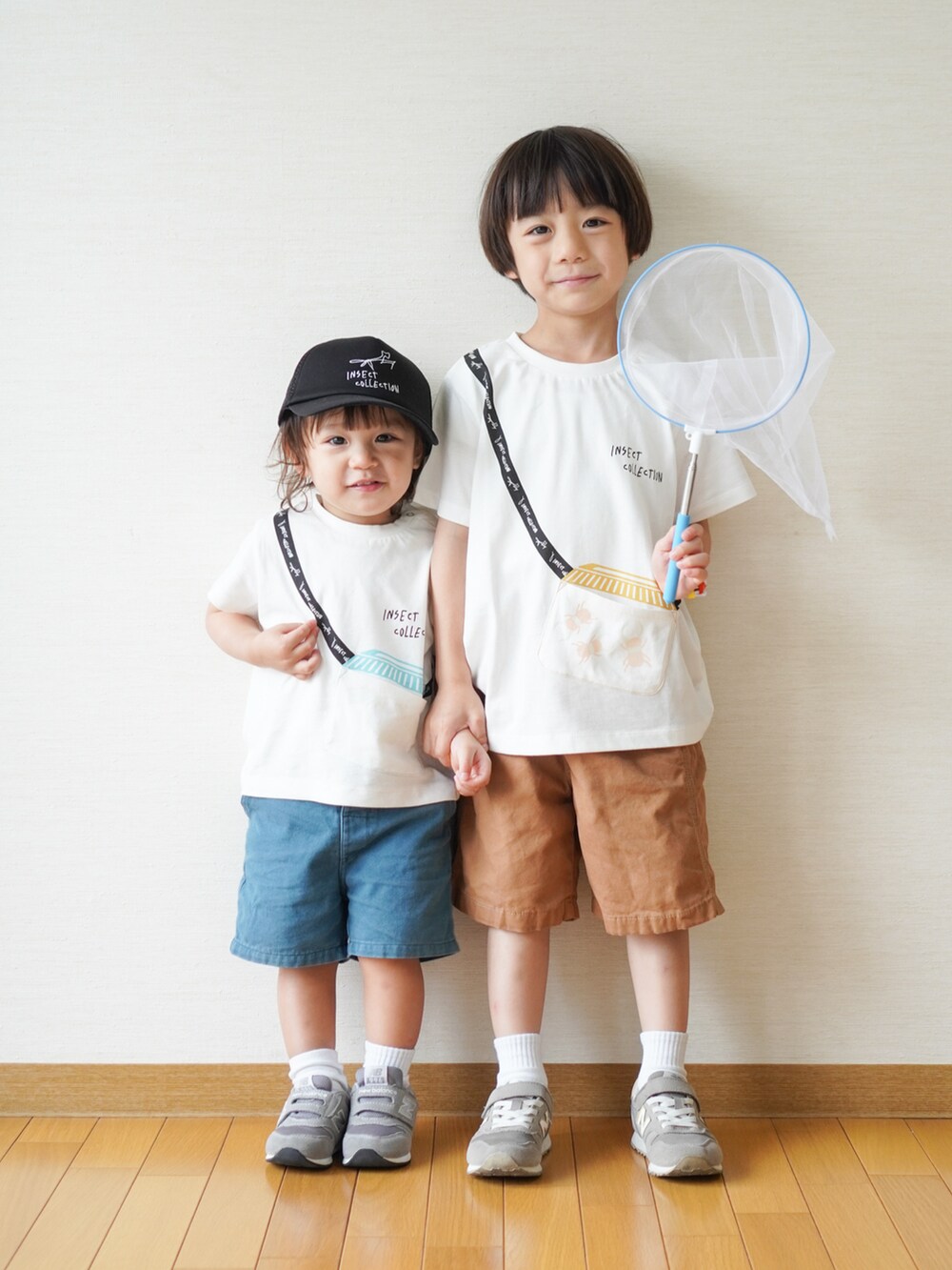 グレー系のスニーカー、ホワイト系のトップス、ホワイト系のトップスを着用したキッズの夏コーディネートの3枚目の写真