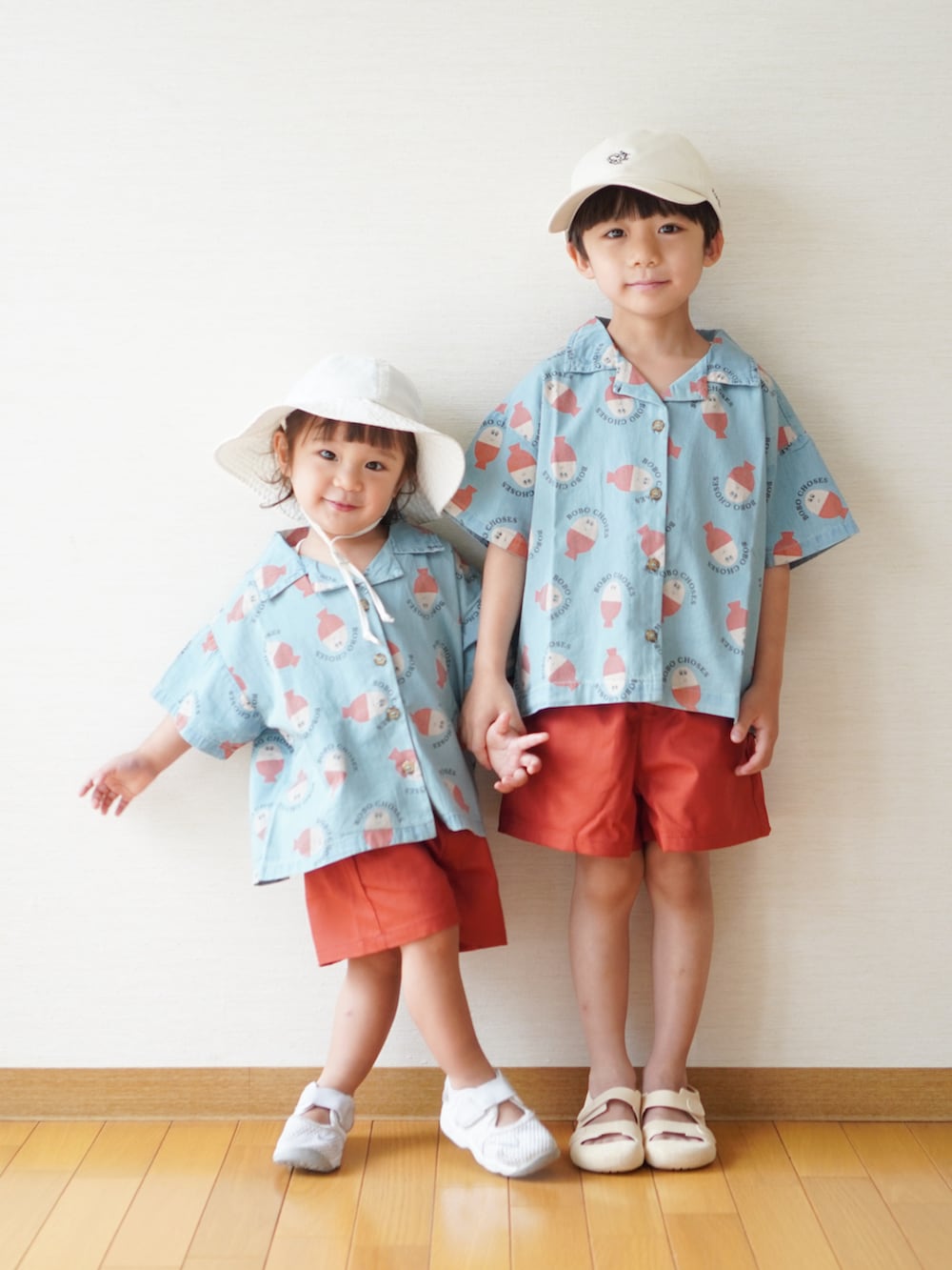 「BOBO CHOSES、bobochoses、GU、GUコーデ、igor、NIKE、兄弟コーディネート、兄弟リンクコーデ、男の子コーデ、夏コーデ、夏ルックで気分アップ、お出かけコーデ、キッズファッション」｜「BOBO CHOSESのMorning Egg all over light denim shirt（シャツ/ブラウス、ブルー系）」を使った、さっくん＆かいくんさん（キッズ・110cm）の夏コーディネートの4枚目の写真