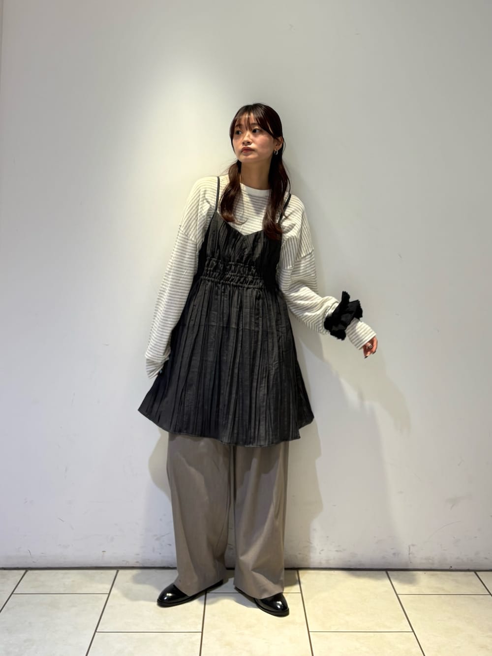 グレー系のその他パンツ、ホワイト系のニット/セーター、グレー系のワンピースを着用したレディースの春コーディネートの2枚目の写真