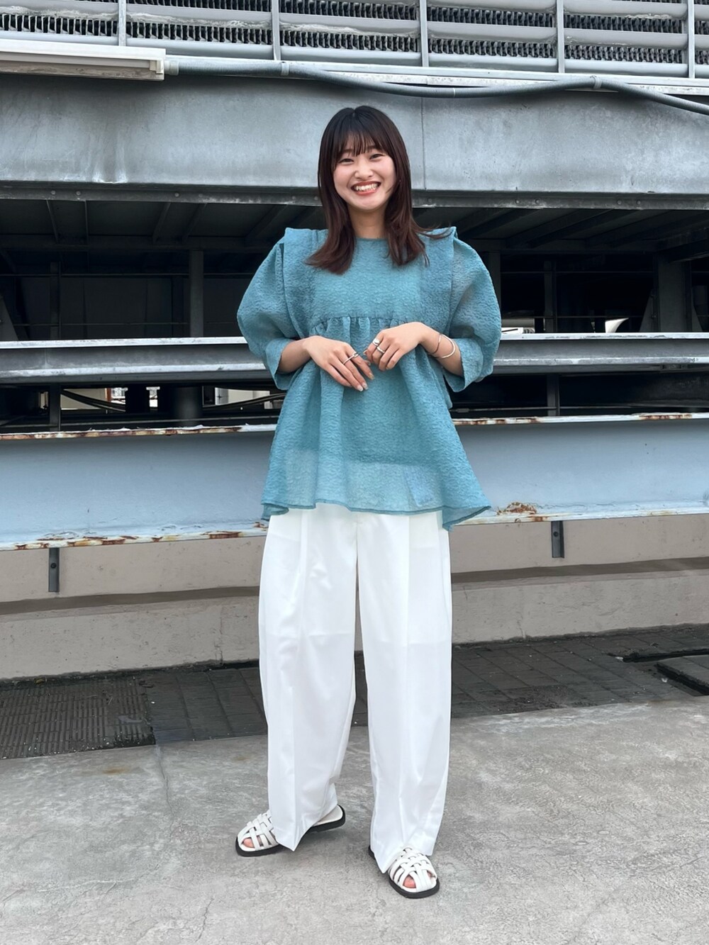 ブルー系のシャツ/ブラウス、ホワイト系のその他パンツ、ホワイト系のサンダルを着用したレディースの夏コーディネートの2枚目の写真