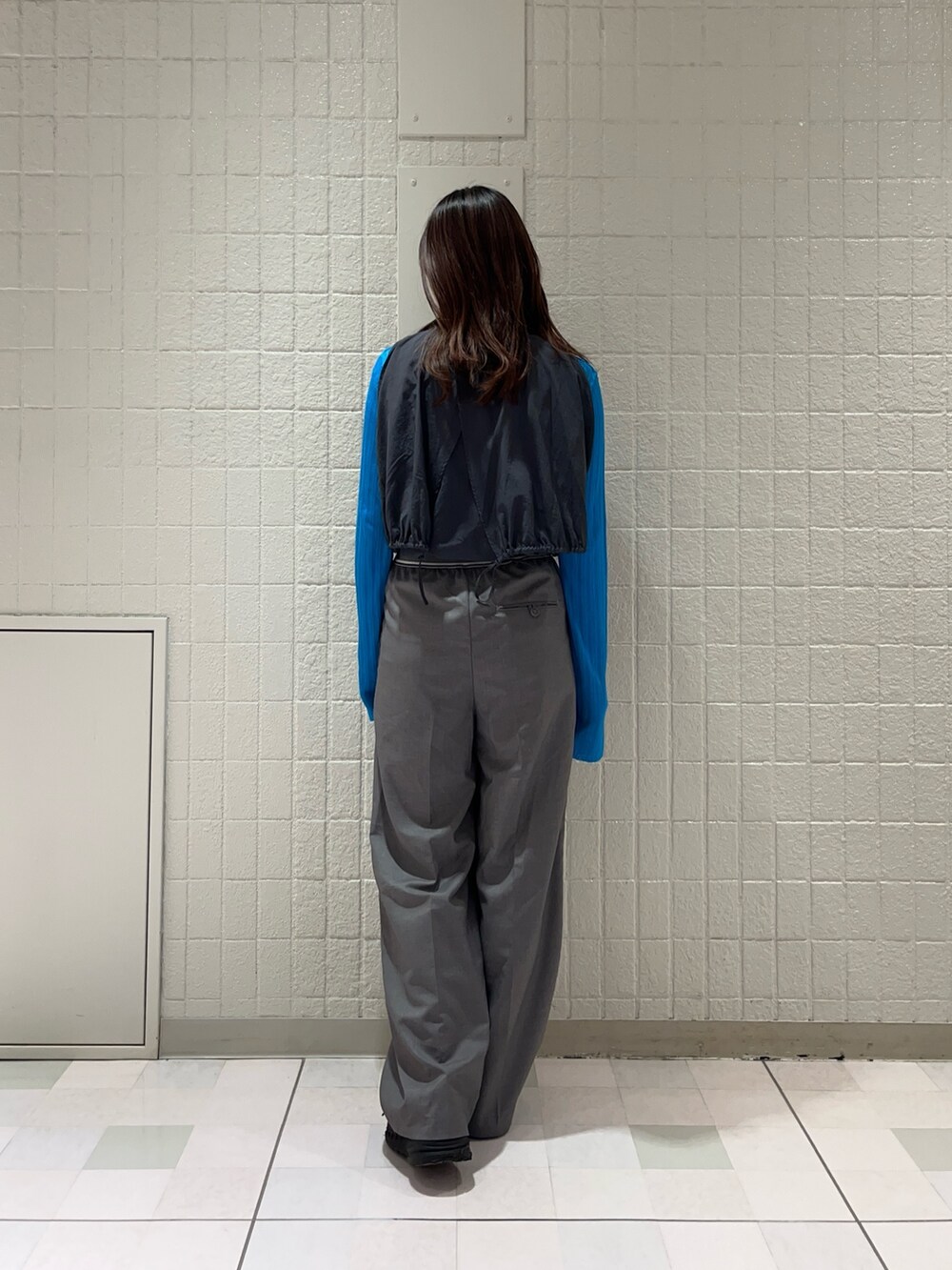 グレー系のシャツ/ブラウス、ブルー系のニット/セーター、グレー系のその他パンツを着用したレディースの夏コーディネートの3枚目の写真