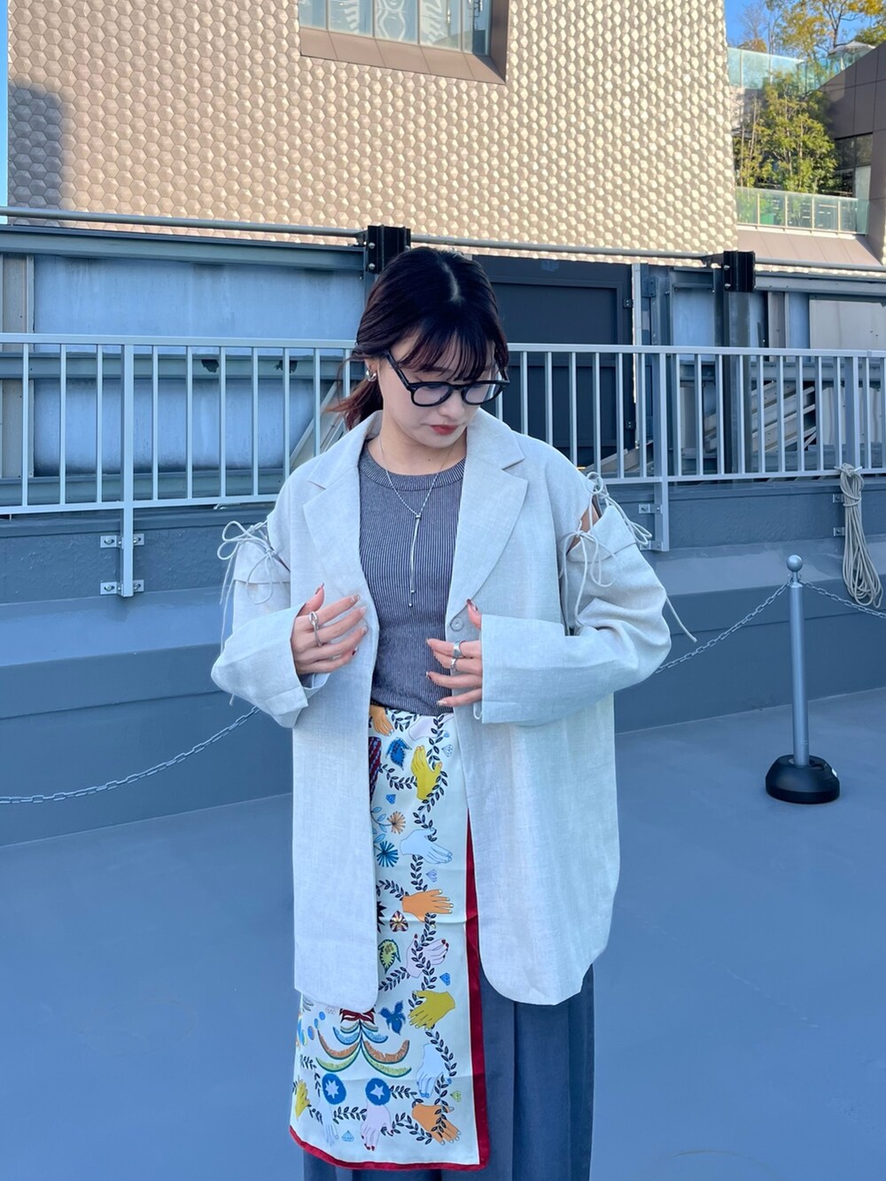 グレー系のその他パンツ、ブラック系のローファー、グレー系のタンクトップを着用したレディースの夏コーディネートの3枚目の写真