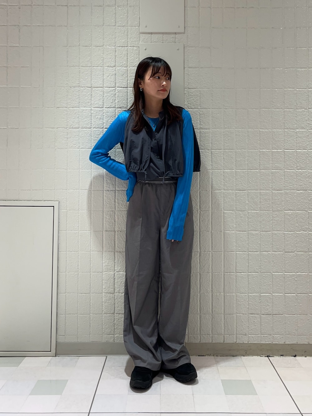 グレー系のシャツ/ブラウス、ブルー系のニット/セーター、グレー系のその他パンツを着用したレディースの夏コーディネートの2枚目の写真