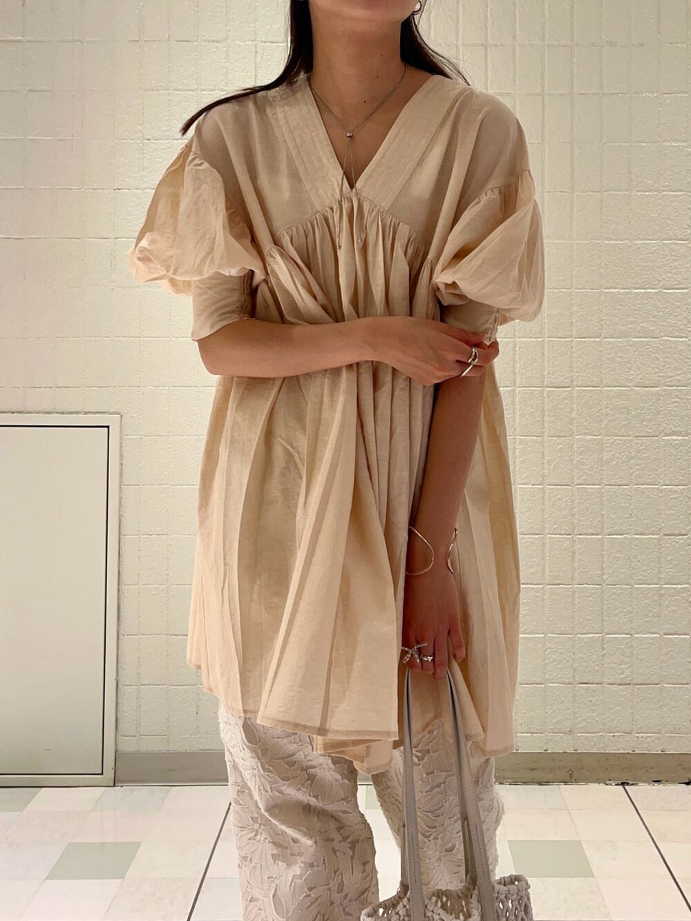 ベージュ系のワンピース、ホワイト系のその他パンツ、ベージュ系のその他シューズを着用したレディースの夏コーディネートの3枚目の写真