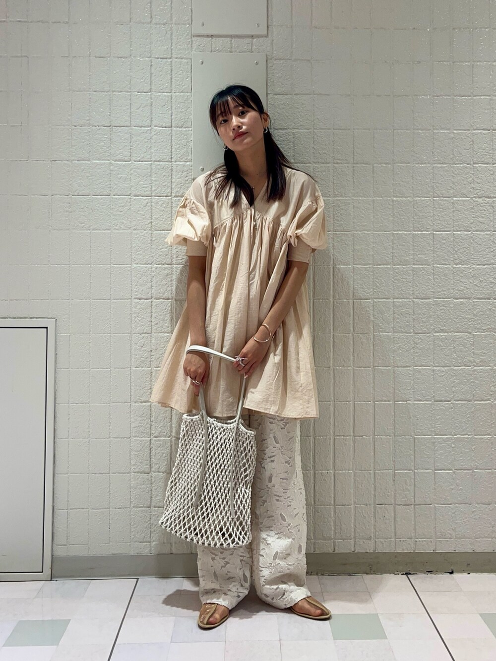 ベージュ系のワンピース、ホワイト系のその他パンツ、ベージュ系のその他シューズを着用したレディースの夏コーディネートの2枚目の写真