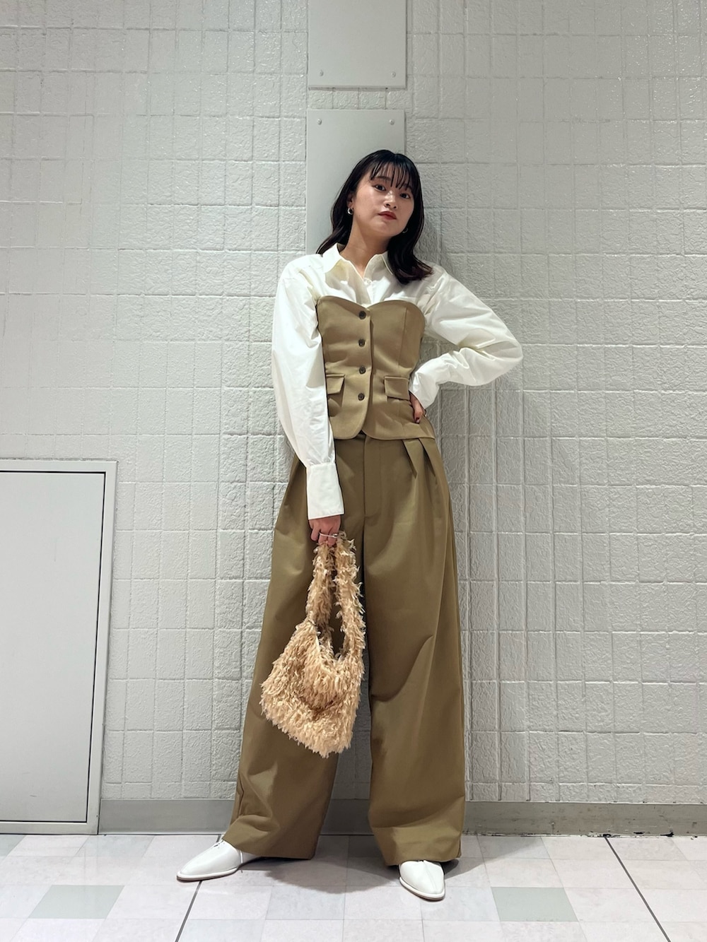 ベージュ系のシャツ/ブラウス、ベージュ系のその他パンツ、ホワイト系のその他シューズを着用したレディースの春コーディネートの2枚目の写真