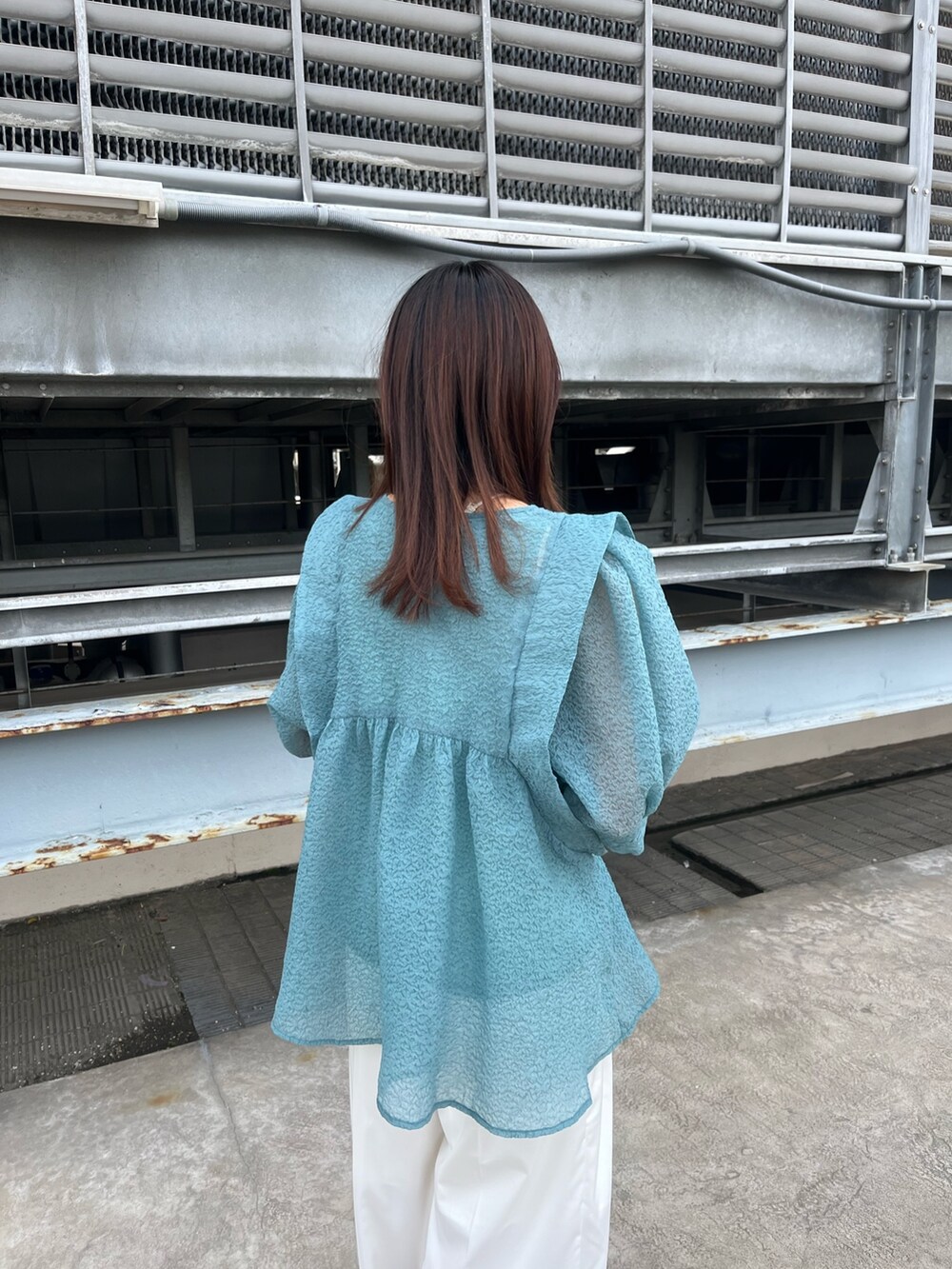 ブルー系のシャツ/ブラウス、ホワイト系のその他パンツ、ホワイト系のサンダルを着用したレディースの夏コーディネートの3枚目の写真