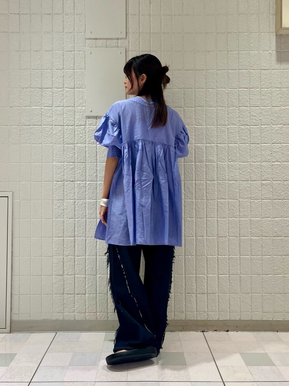 ブルー系のワンピース、ブルー系のデニムパンツ、ブラック系のサンダルを着用したレディースの夏コーディネートの4枚目の写真