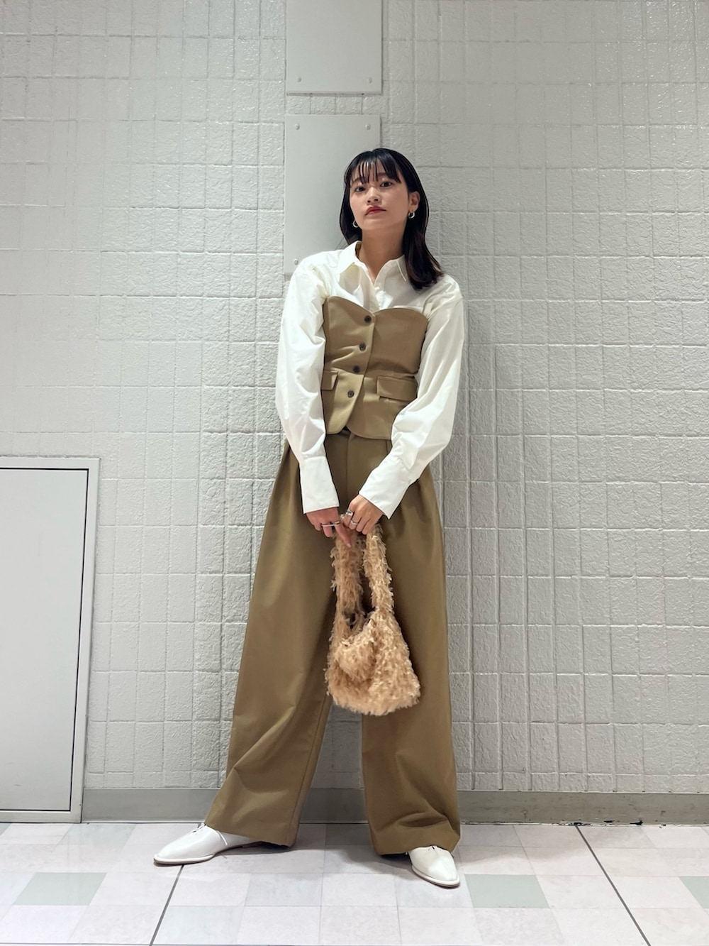 ベージュ系のシャツ/ブラウス、ベージュ系のその他パンツ、ホワイト系のその他シューズを着用したレディースの春コーディネートの3枚目の写真