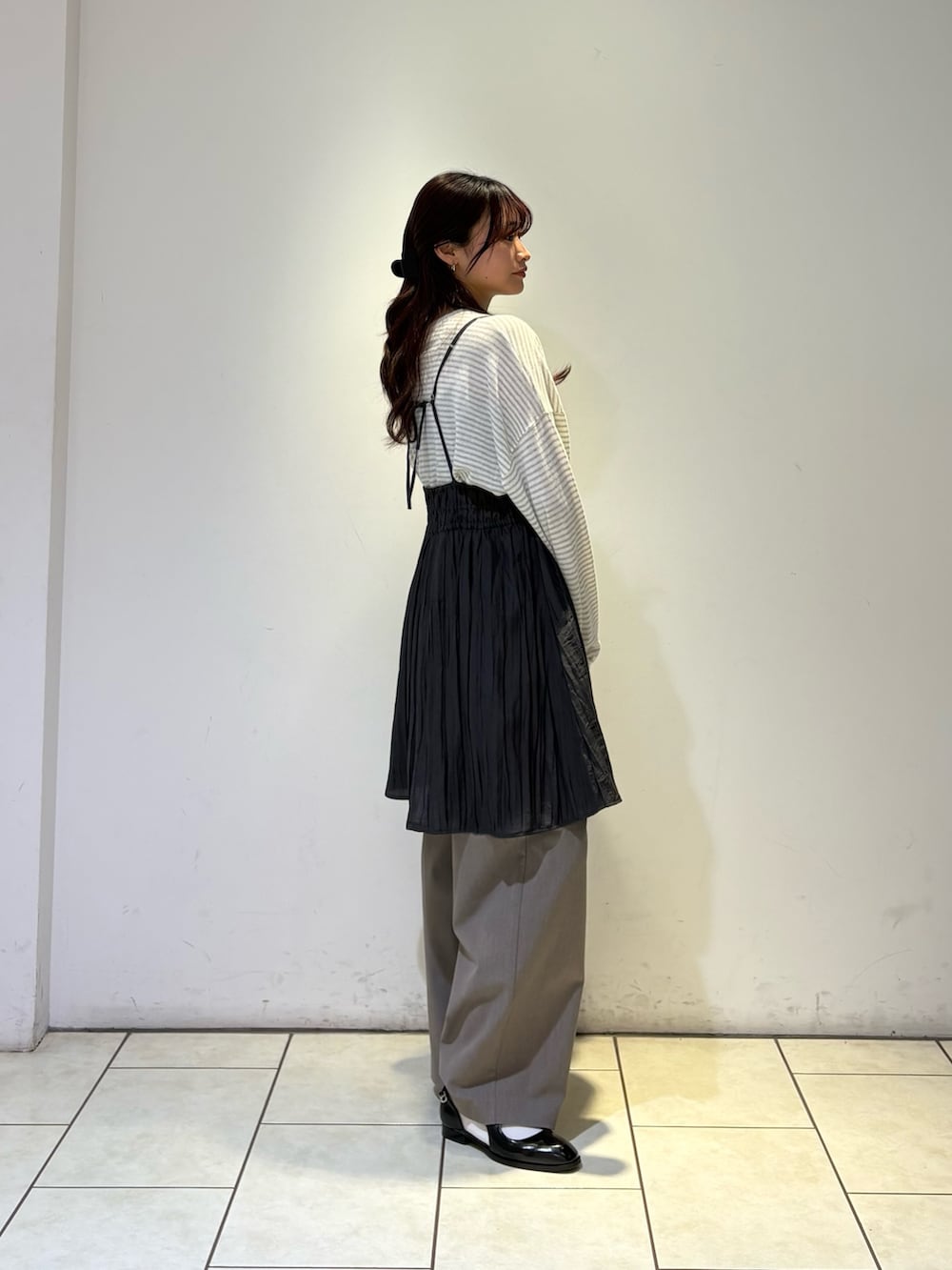 グレー系のその他パンツ、ホワイト系のニット/セーター、グレー系のワンピースを着用したレディースの春コーディネートの3枚目の写真