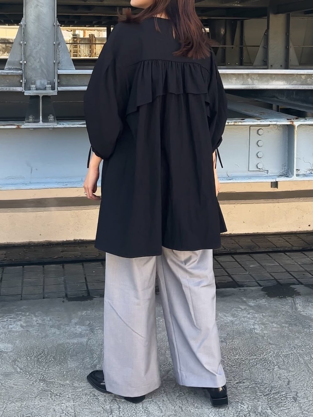 ブラック系のワンピース、グレー系のその他パンツ、ブラック系のローファーを着用したレディースの春コーディネートの2枚目の写真