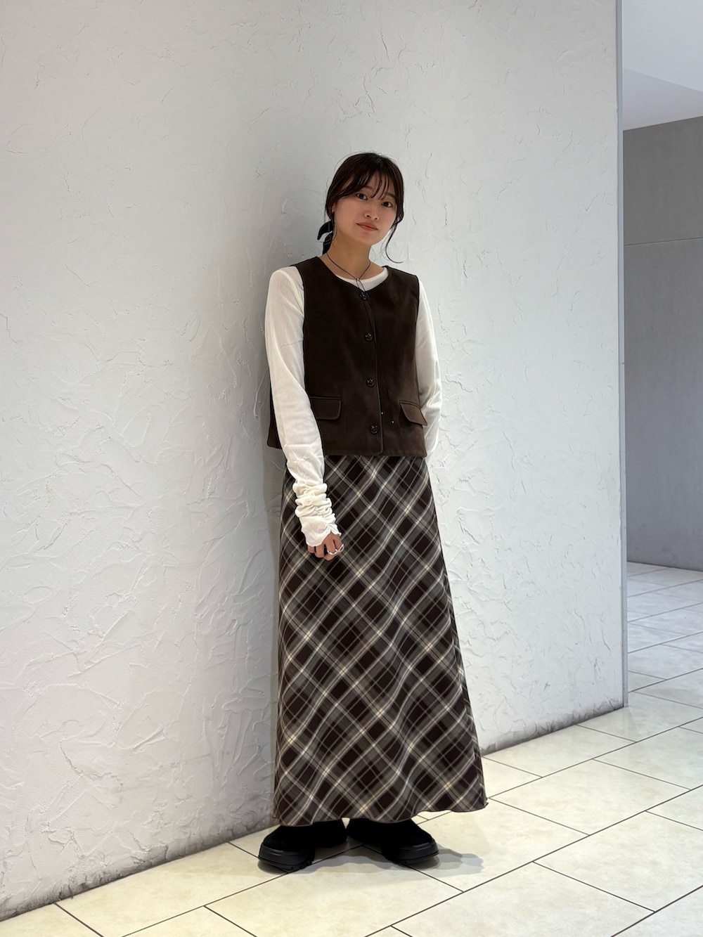 ブラウン系のその他アウター、ホワイト系のTシャツ/カットソー、ブラウン系のスカートを着用したレディースの秋コーディネートの2枚目の写真