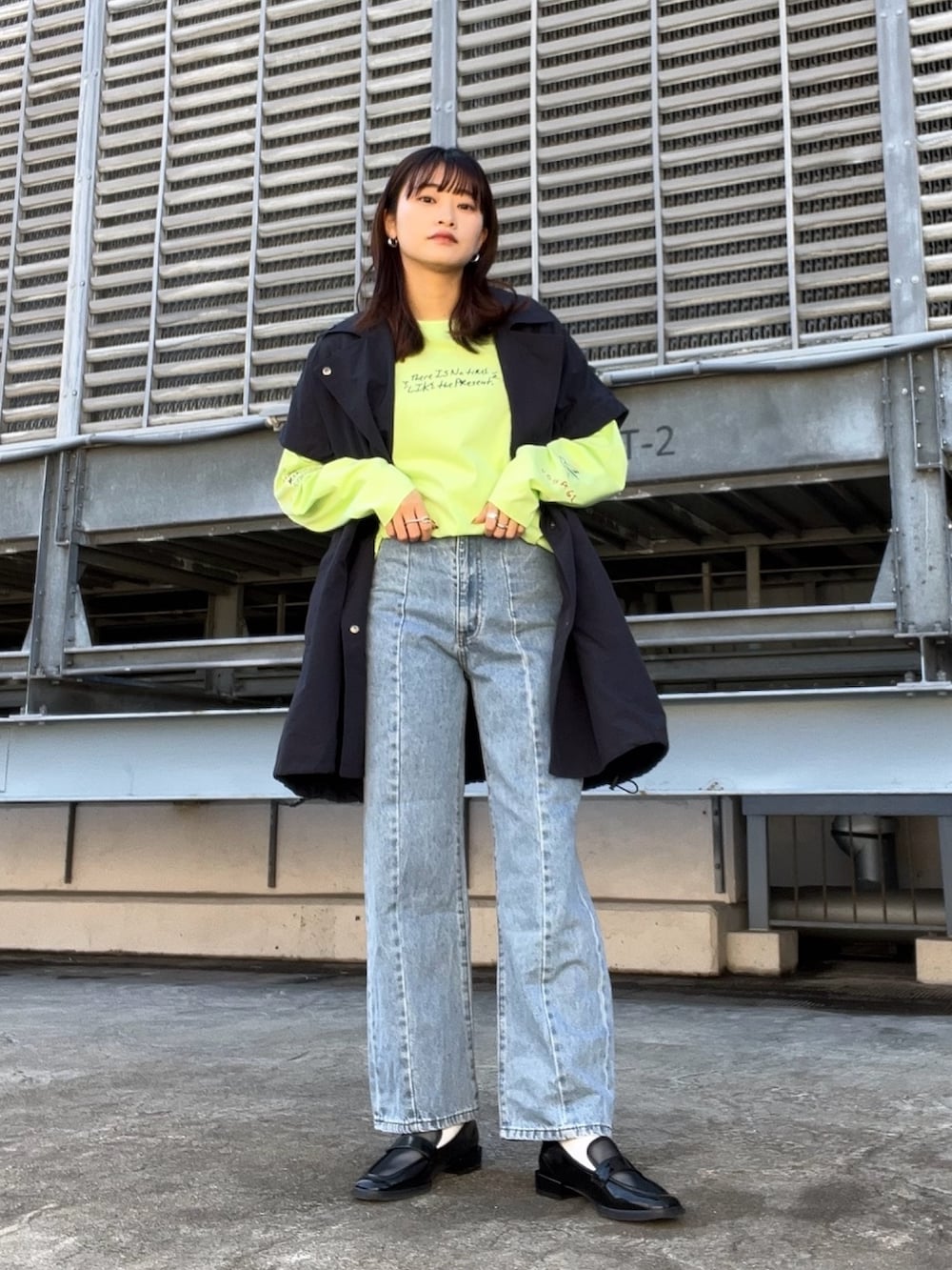 ブルー系のポンチョ、グリーン系のTシャツ/カットソー、ブルー系のデニムパンツを着用したレディースの春コーディネートの2枚目の写真