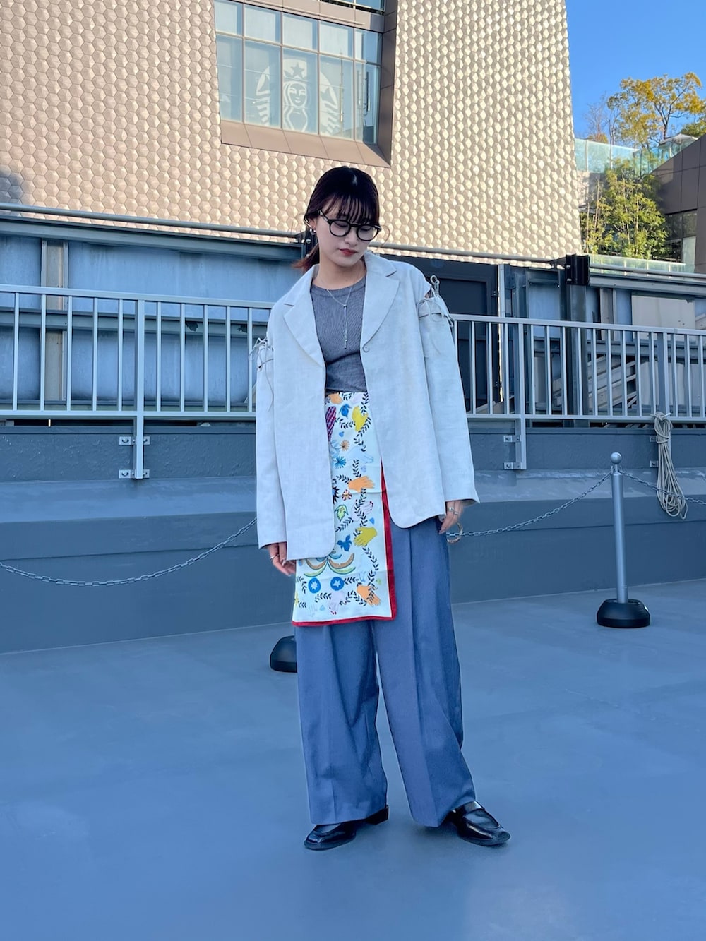 グレー系のその他パンツ、ブラック系のローファー、グレー系のタンクトップを着用したレディースの夏コーディネートの2枚目の写真