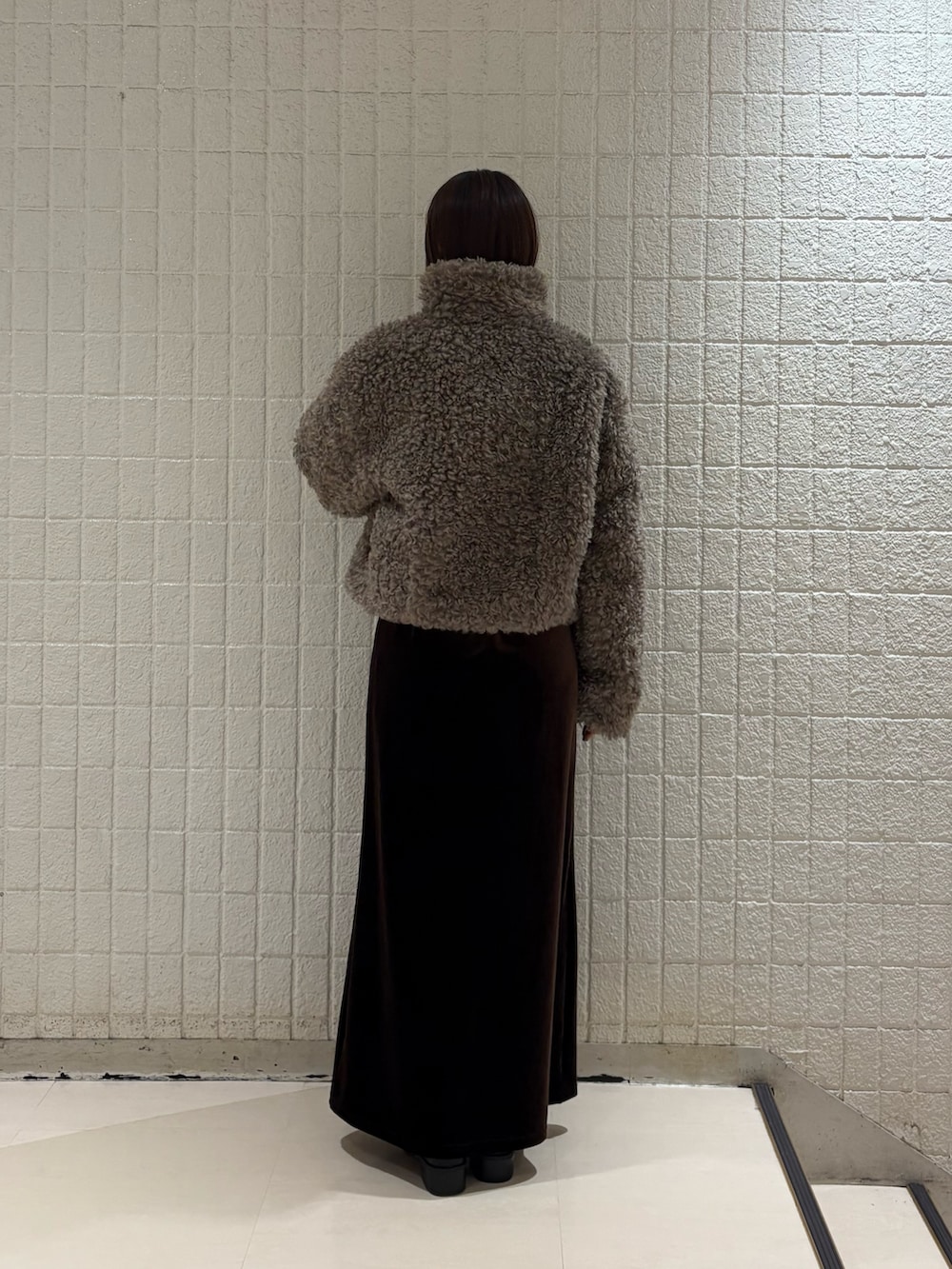 ベージュ系のその他アウター、ブラウン系のニット/セーター、ブラウン系のスカートを着用したレディースの秋コーディネートの4枚目の写真