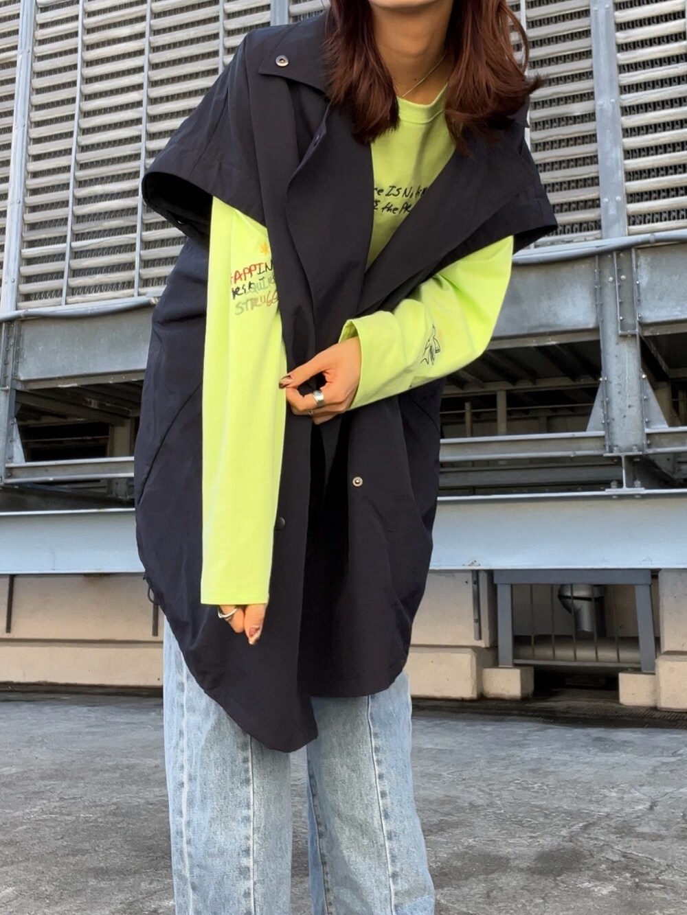 ブルー系のポンチョ、グリーン系のTシャツ/カットソー、ブルー系のデニムパンツを着用したレディースの春コーディネートの3枚目の写真