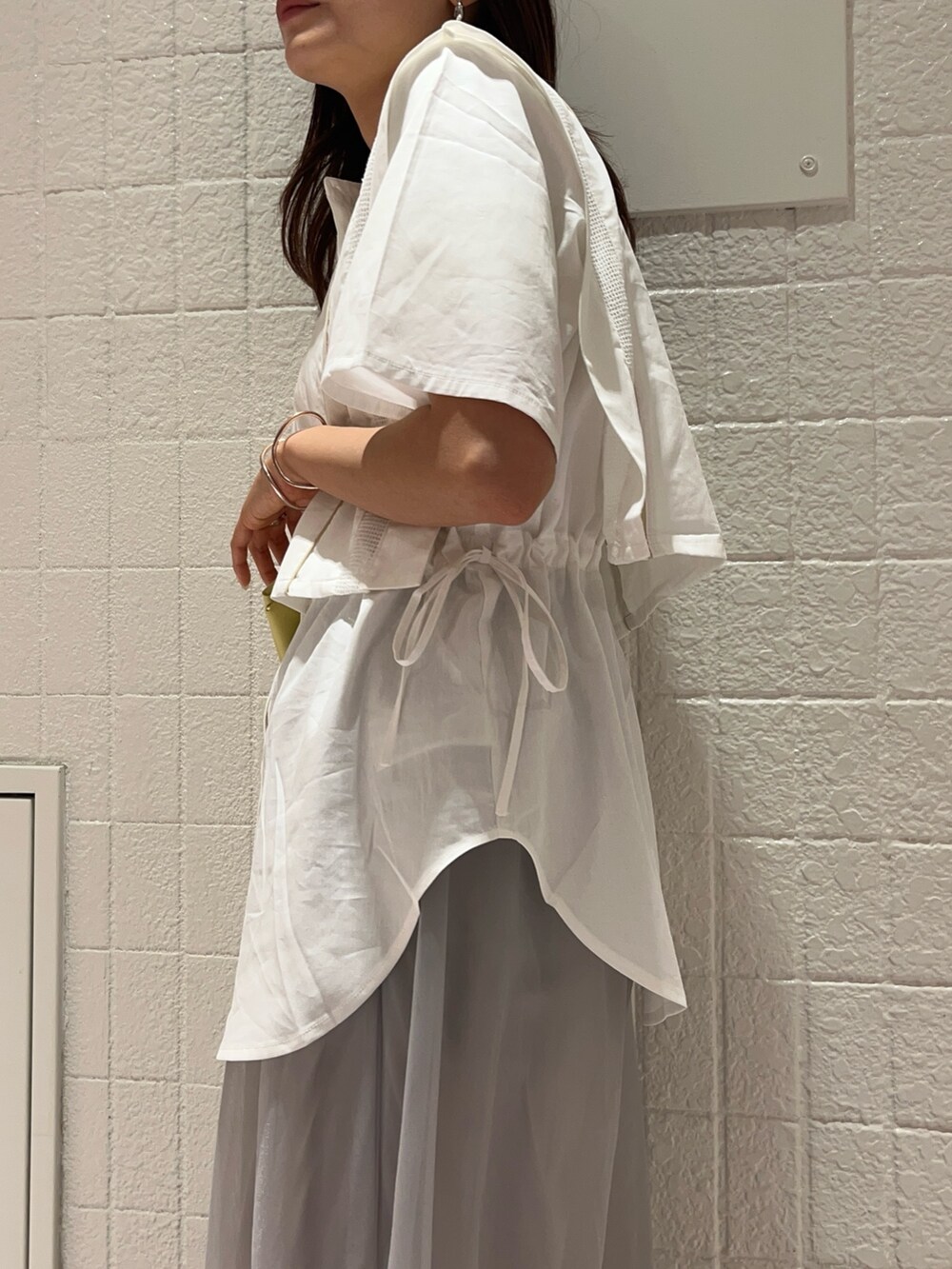 ホワイト系のシャツ/ブラウス、イエロー系のショルダーバッグ、グレー系のその他パンツを着用したレディースの夏コーディネートの4枚目の写真