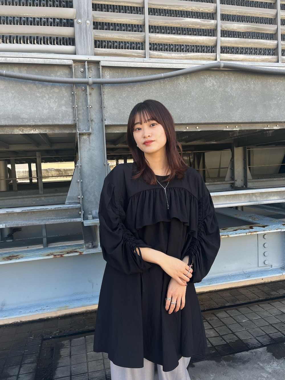 ブラック系のワンピース、グレー系のその他パンツ、ブラック系のローファーを着用したレディースの春コーディネートの3枚目の写真