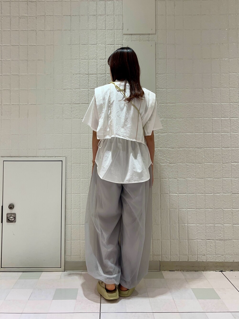 ホワイト系のシャツ/ブラウス、イエロー系のショルダーバッグ、グレー系のその他パンツを着用したレディースの夏コーディネートの3枚目の写真