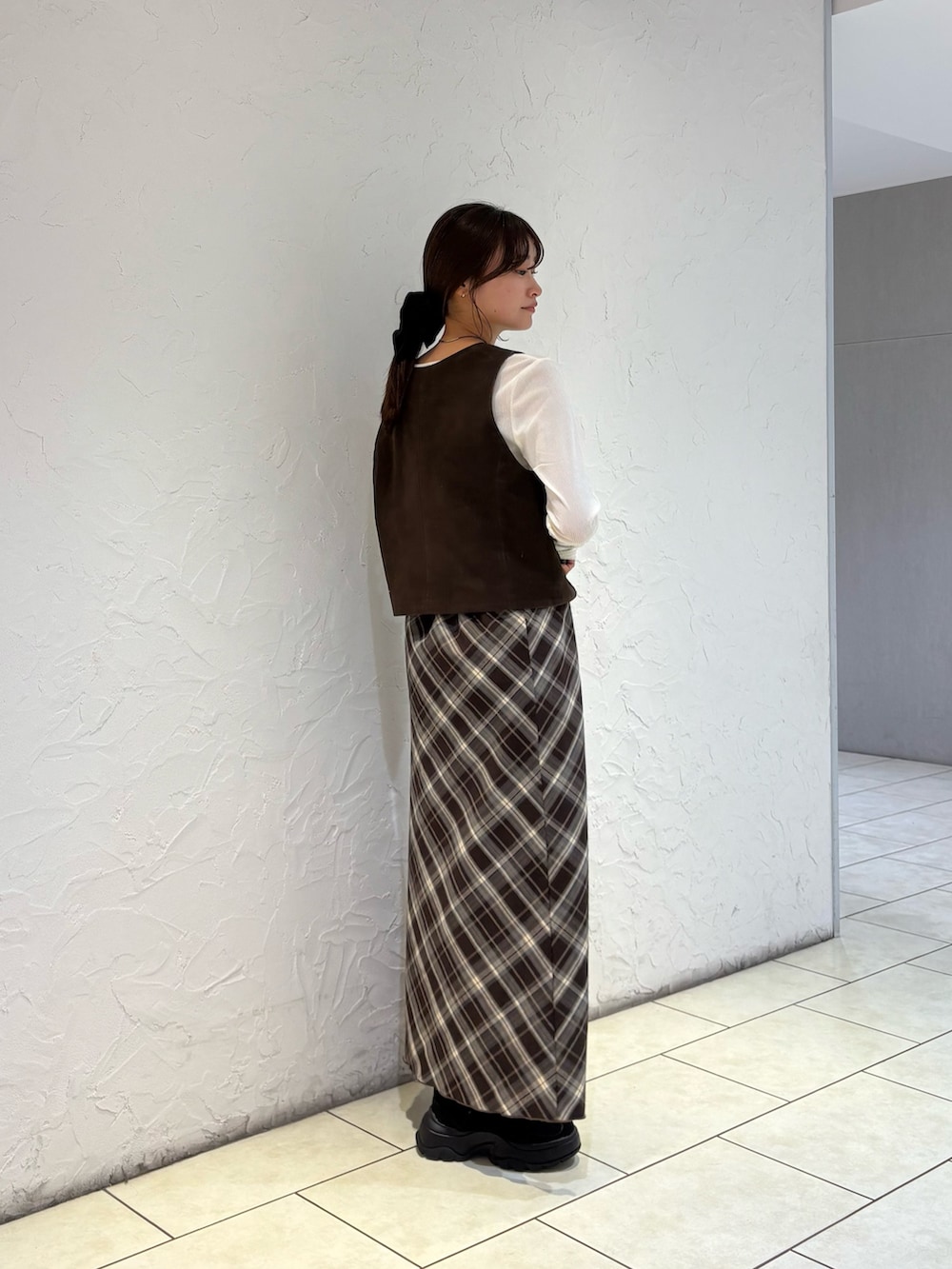 ブラウン系のその他アウター、ホワイト系のTシャツ/カットソー、ブラウン系のスカートを着用したレディースの秋コーディネートの4枚目の写真