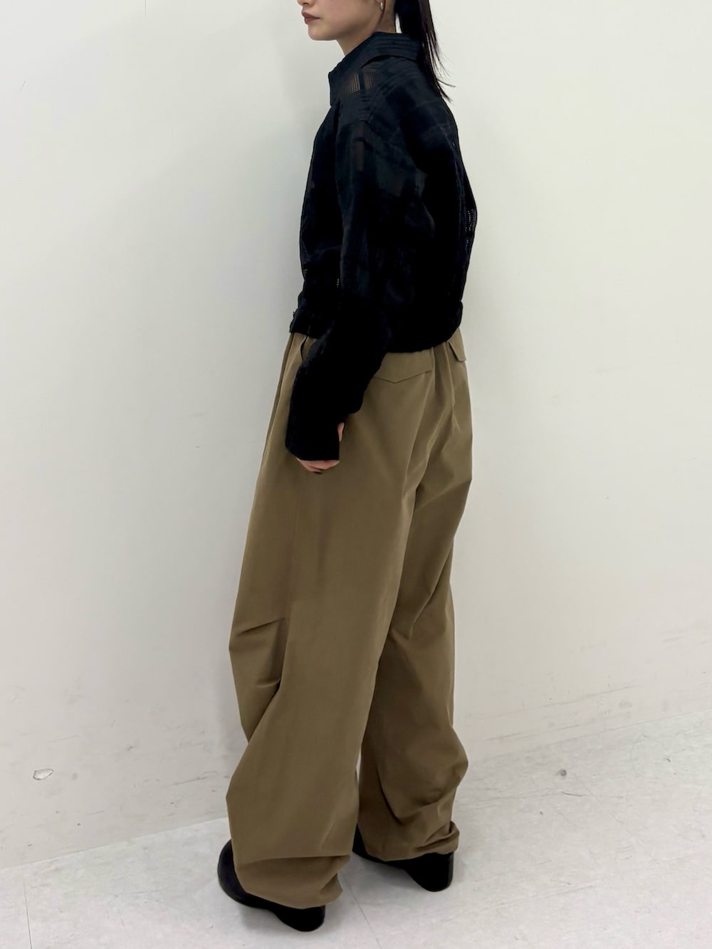 ブラック系のシャツ/ブラウス、グリーン系のその他パンツ、ブラック系のその他シューズを着用したレディースの春コーディネートの2枚目の写真