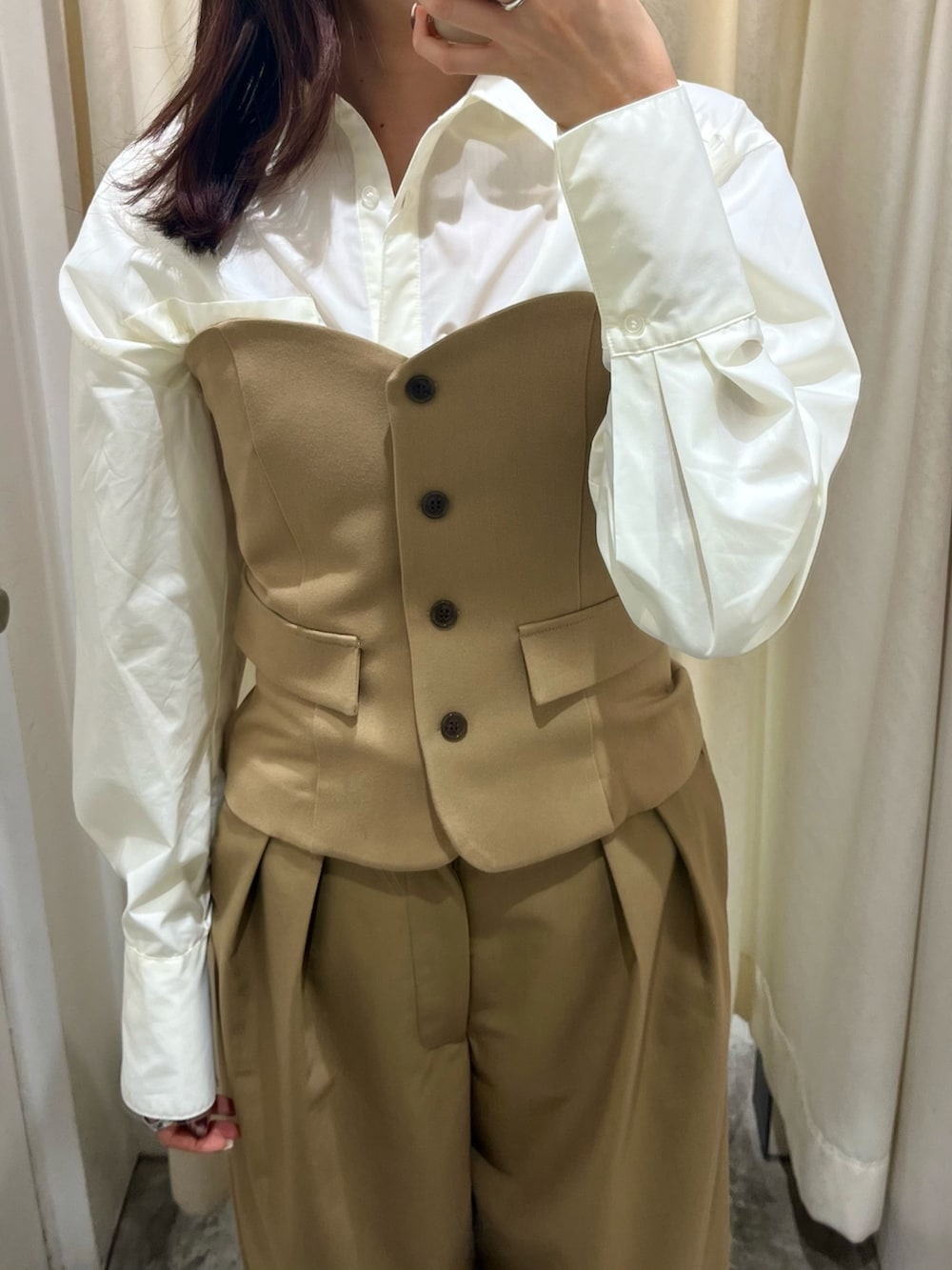 ベージュ系のシャツ/ブラウス、ベージュ系のその他パンツ、ホワイト系のその他シューズを着用したレディースの春コーディネートの4枚目の写真