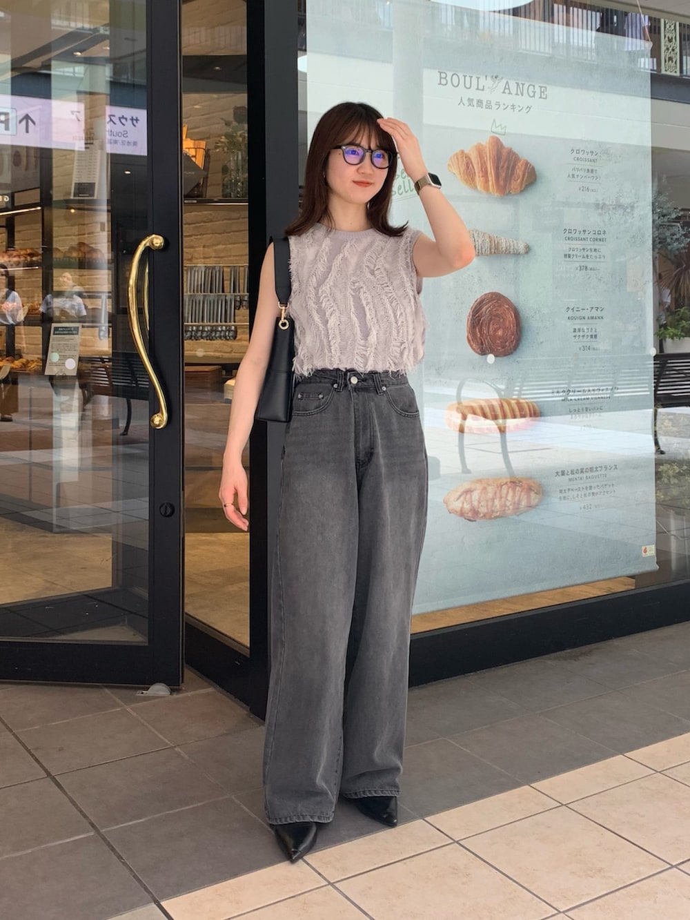 「グレーコーデ、ワントーンコーデ、フリンジ、フリンジニット、ワイドデニム、デニムコーデ、オトナカジュアル、きれいめカジュアル、シンプルカジュアル、低身長コーデ」｜「Thevonのフリンジノースリニット（ニット/セーター、グレー系）」を使った、omochiさん（レディース・154cm）の夏コーディネートの3枚目の写真