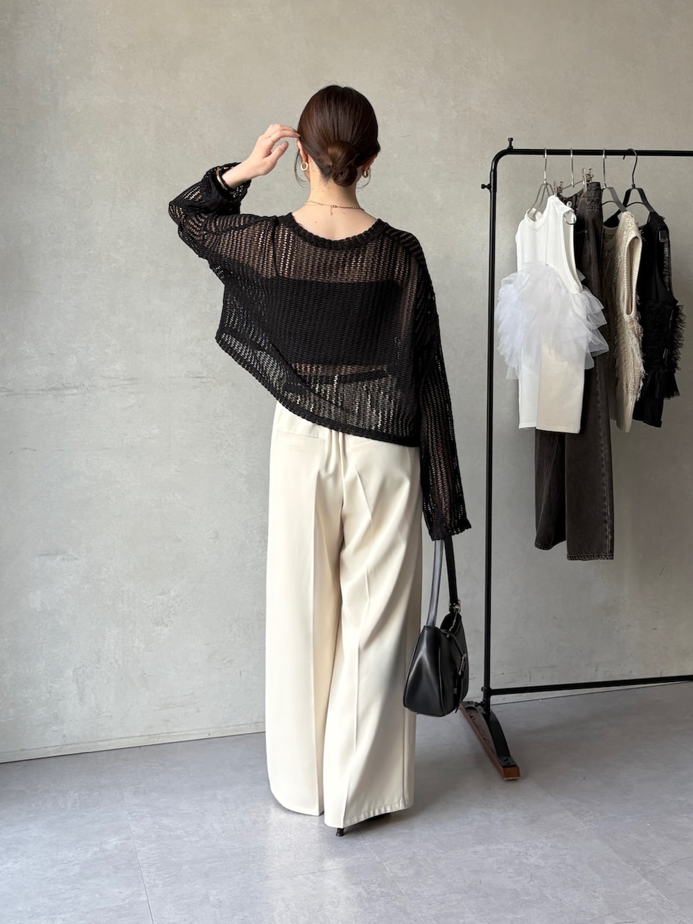 「メッシュ、メッシュニット、メッシュトップス、モノトーン、モノトーンコーデ、スラックス、スラックスパンツ、スラックスコーデ、タックパンツ、オトナカジュアル、オトナ女子、シンプル、シンプルコーデ、シンプルスタイル」｜「Thevonの【heilly/ヘイリー】コツブチェーンSETネックレス（ネックレス、ゴールド系）」を使った、omochiさん（レディース・154cm）の夏コーディネートの2枚目の写真