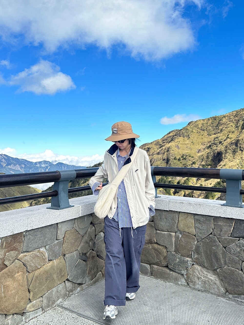 「Dickiesのアイテム（カーゴパンツ、グレー系）」を使った、zoeyjjjさん（レディース・164cm）の冬コーディネートの2枚目の写真