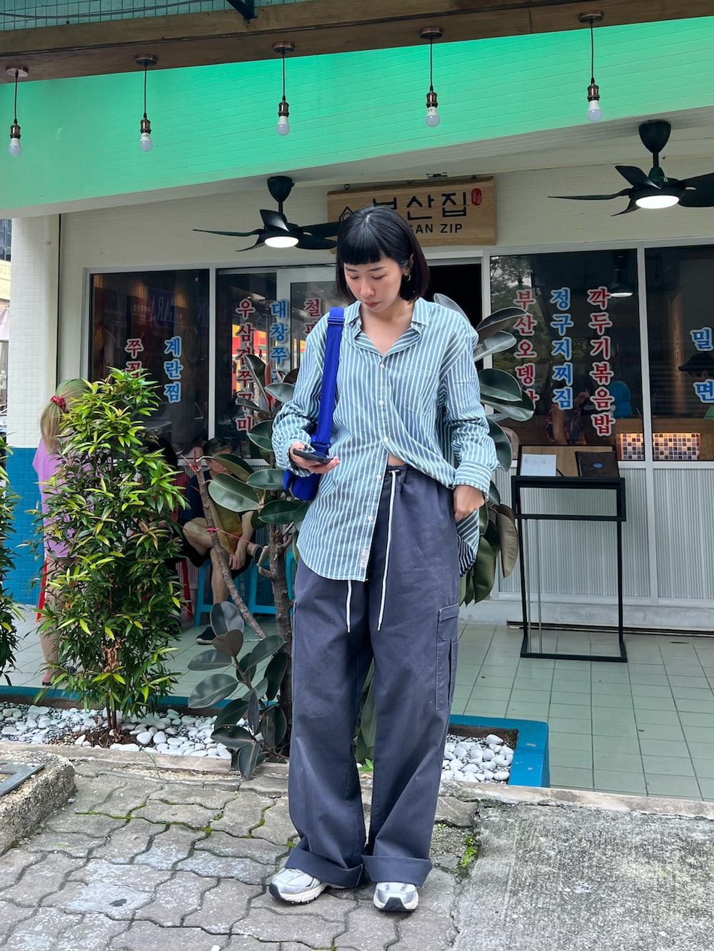 「Dickiesのアイテム（カーゴパンツ、グレー系）」を使った、zoeyjjjさん（レディース・163cm）の秋コーディネートの2枚目の写真