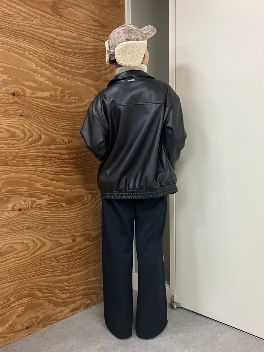 ホワイト系のカーディガン/ボレロ、ブラック系のブルゾン、ブラック系のその他パンツを着用したレディースの冬コーディネートの3枚目の写真