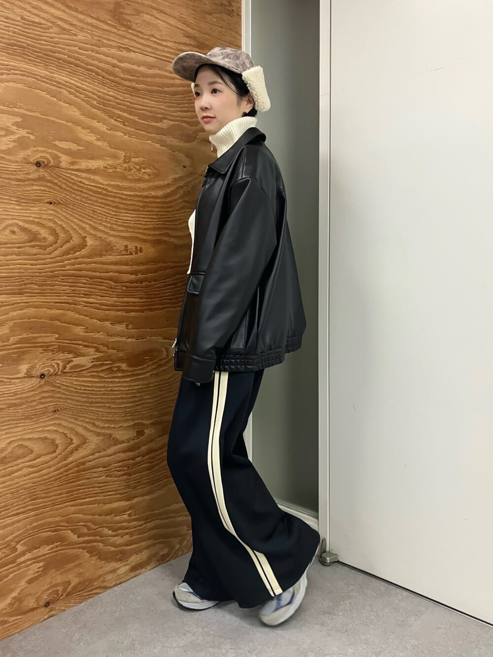 ホワイト系のカーディガン/ボレロ、ブラック系のブルゾン、ブラック系のその他パンツを着用したレディースの冬コーディネートの2枚目の写真