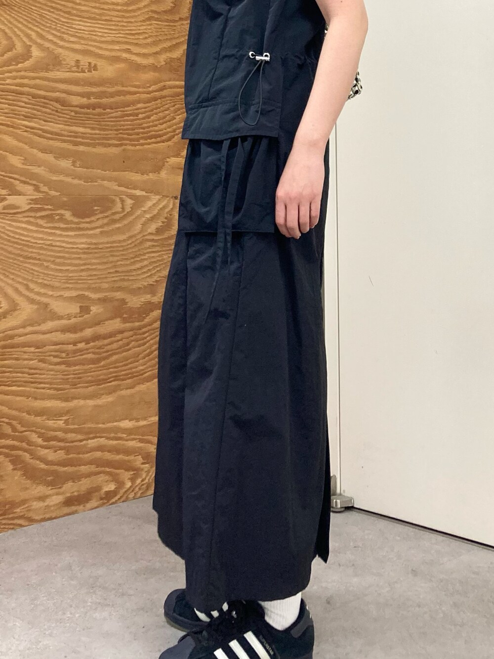 ブラック系のワンピースを着用したレディースの春コーディネートの4枚目の写真