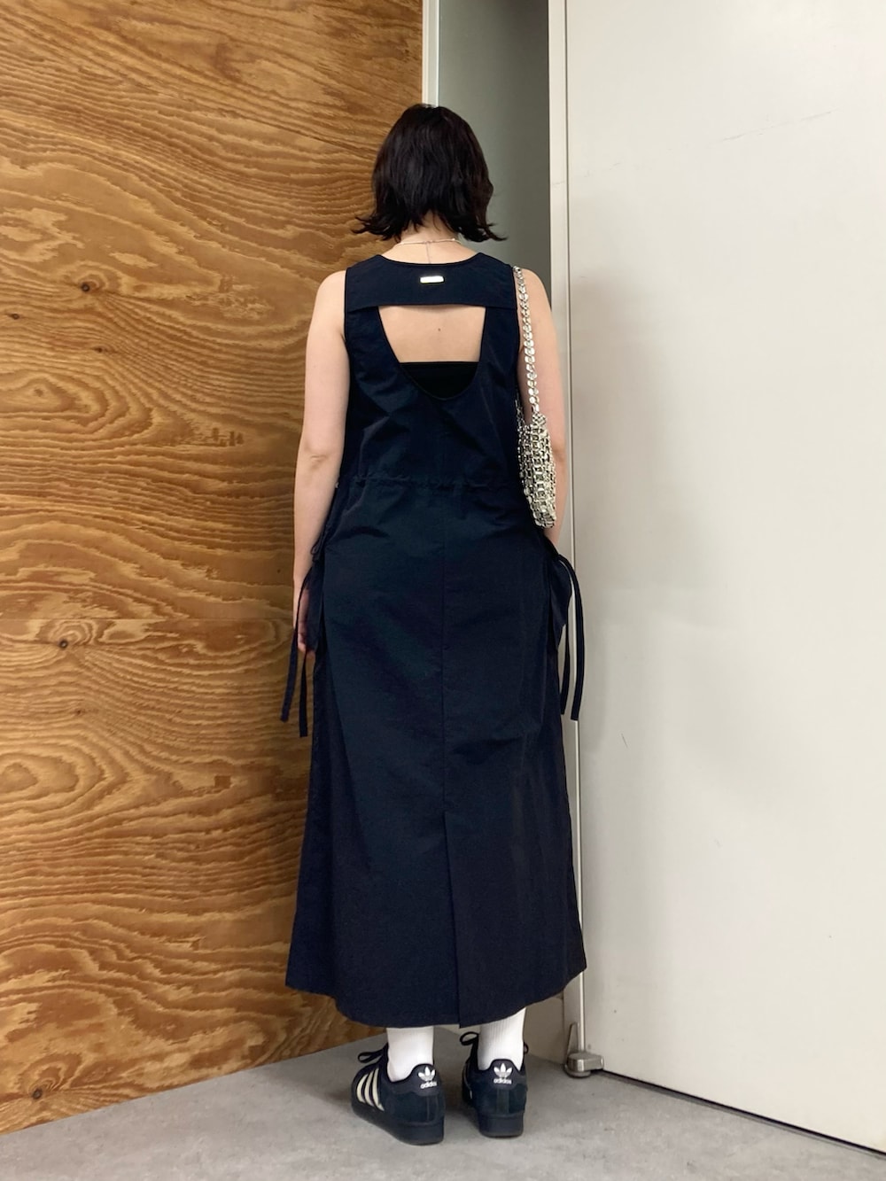 ブラック系のワンピースを着用したレディースの春コーディネートの3枚目の写真