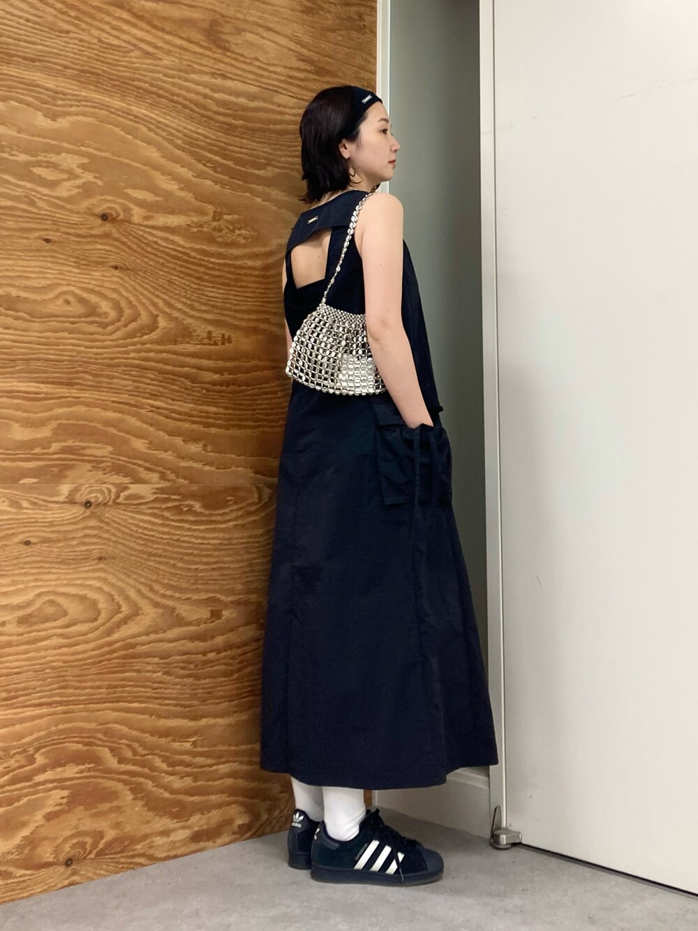 ブラック系のワンピースを着用したレディースの春コーディネートの2枚目の写真