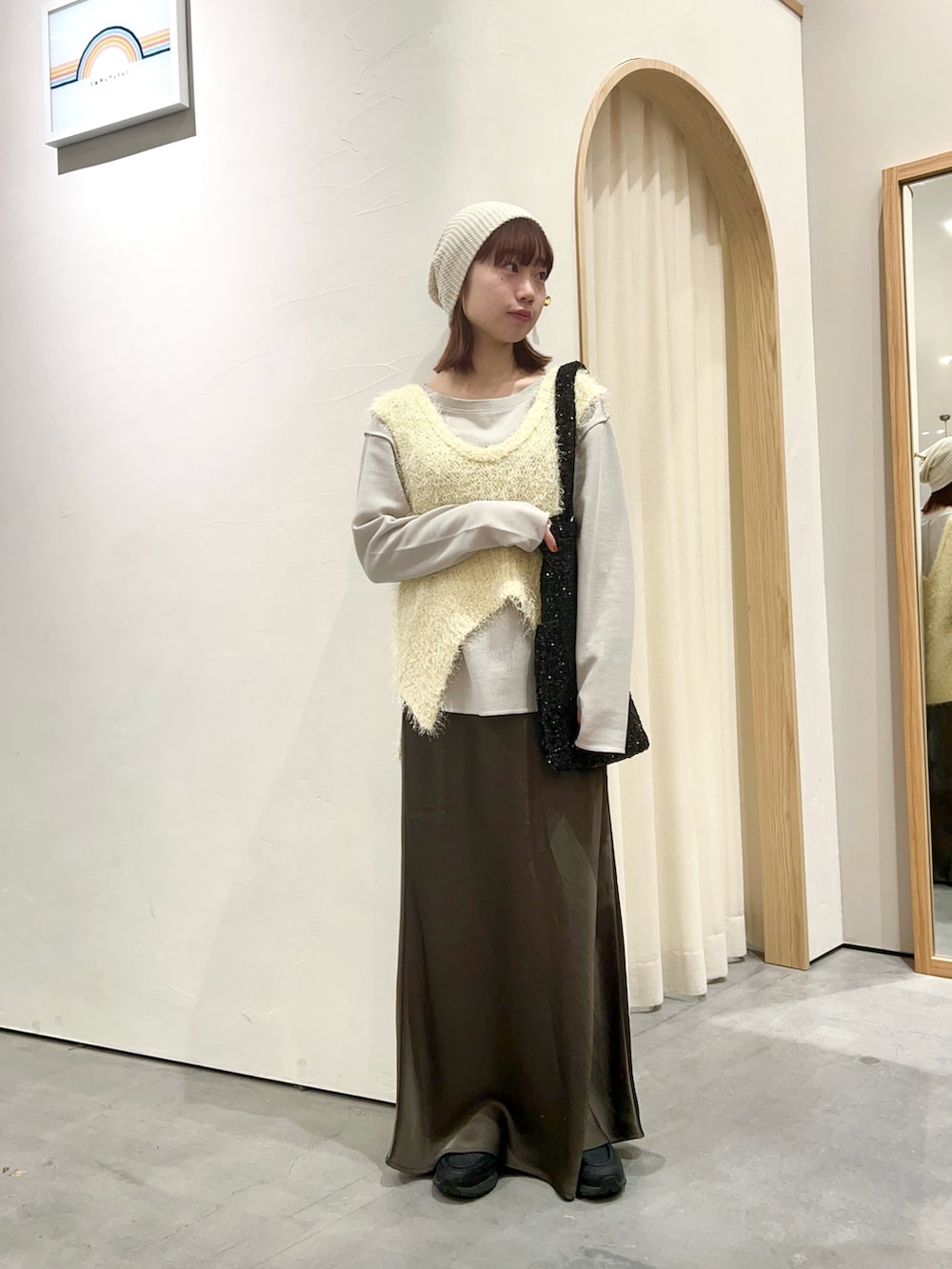 「ロンT、プチプラ、シアートップス、今日のコーデ、春、シンプル、大人かわいい、ベスト、ベストコーデ、ベストスタイル、サテン、サテンスカート、シャギー、シャギーニット、シャギーベスト」｜「CIAOPANIC TYPYの【2025年S/S新作】【プチプラ】ルーズシルエットメッシュビーニー（ニットキャップ/ビーニー、ホワイト系）」を使った、kimura_no_fukuさん（レディース・155cm）の春コーディネートの2枚目の写真