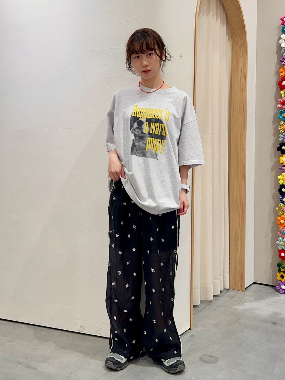 グレー系のTシャツ/カットソー、ブラック系のその他パンツを着用したレディースの夏コーディネートの2枚目の写真