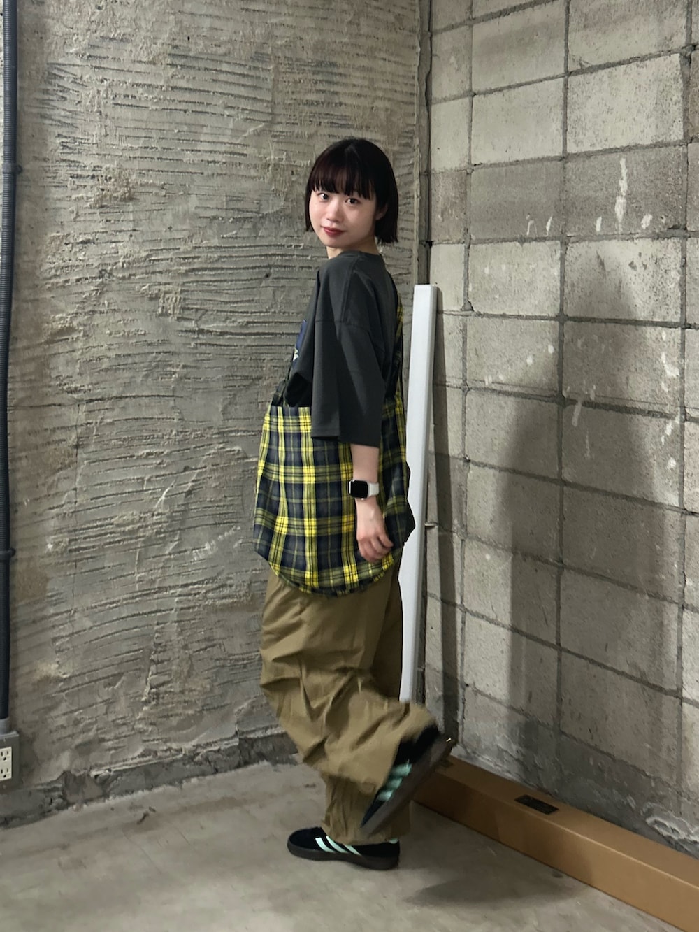 「魚、魚柄、魚プリント、さかな、さかな柄、Tシャツ、ナイロン、ナイロンパンツ、ショルダーバッグ、チェック、チェック柄、チェックバック、ショルダー、ワイドパンツ、雨の日コーデ」｜「CIAOPANIC TYPYの【UNISEX】レトロ魚TEE（Tシャツ/カットソー、グレー系）」を使った、kimura_no_fukuさん（レディース・155cm）の春コーディネートの2枚目の写真