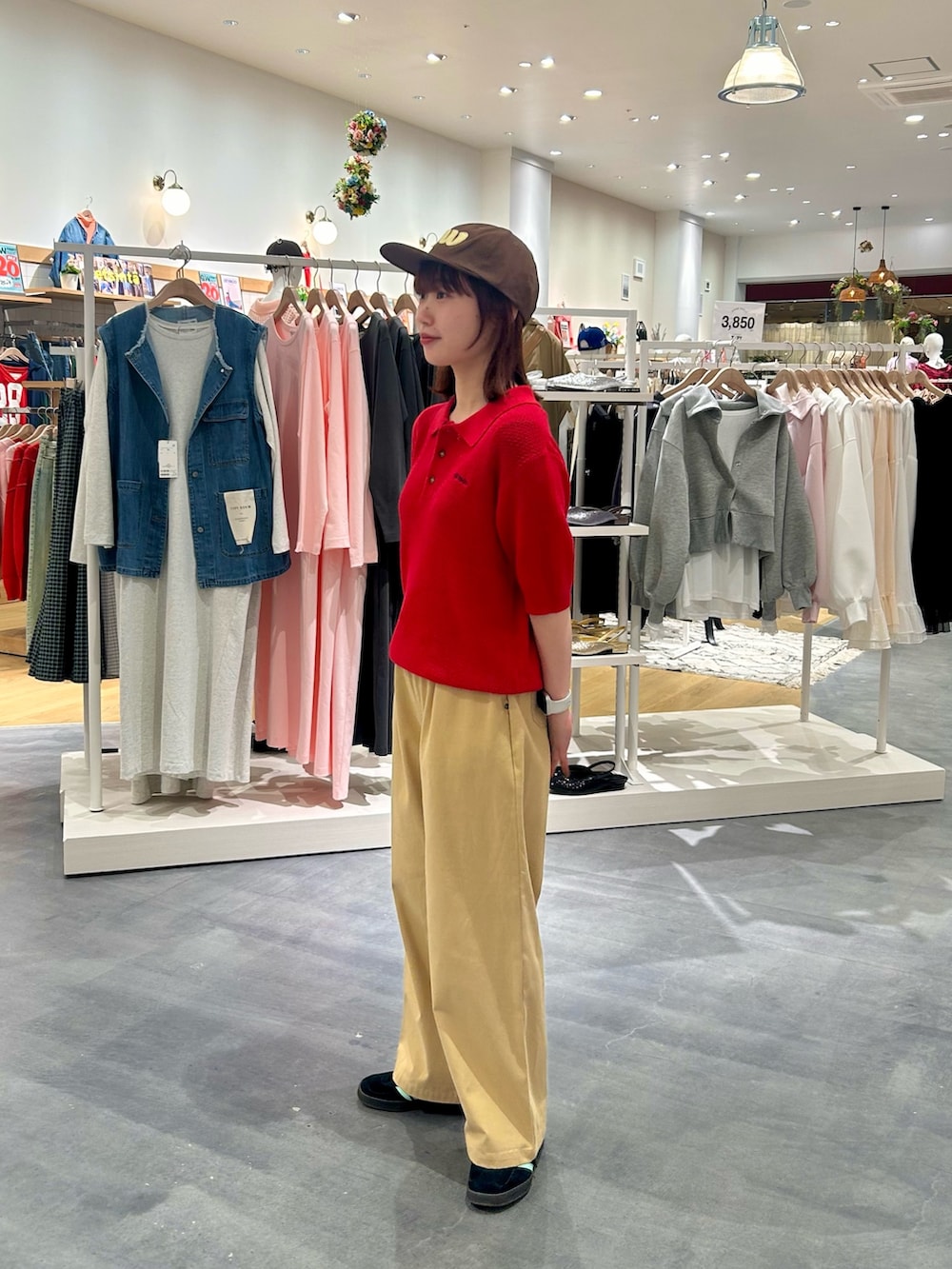 「ポロシャツ、ポロ、ポロニット、襟、襟付きトップス、襟付きニット、メッシュ、メッシュニット、メッシュトップス、チノ、チノパン、チノパンツ、チノワイドパンツ、チノパンコーデ、古着MIX」｜「CIAOPANIC TYPYの【UNISEX】フェルトロゴキャップ（キャップ、ブラウン系）」を使った、kimura_no_fukuさん（レディース・155cm）の春コーディネートの2枚目の写真