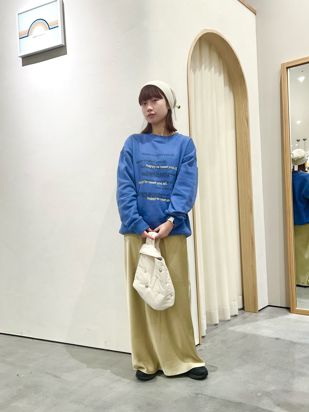 「春色、今日のコーデ、ロゴT、スウェット、ロゴスウェット、ロゴ刺繍、ロゴ刺繍スウェット、サテン、サテンスカート、ユニセックス、メンズライク、メンズライクコーデ、春服、低身長、低身長コーデ」｜「CIAOPANIC TYPYの【UNISEX】メッセージロゴ刺繍スウェット（スウェット、ブルー系）」を使った、kimura_no_fukuさん（レディース・155cm）の春コーディネートの2枚目の写真