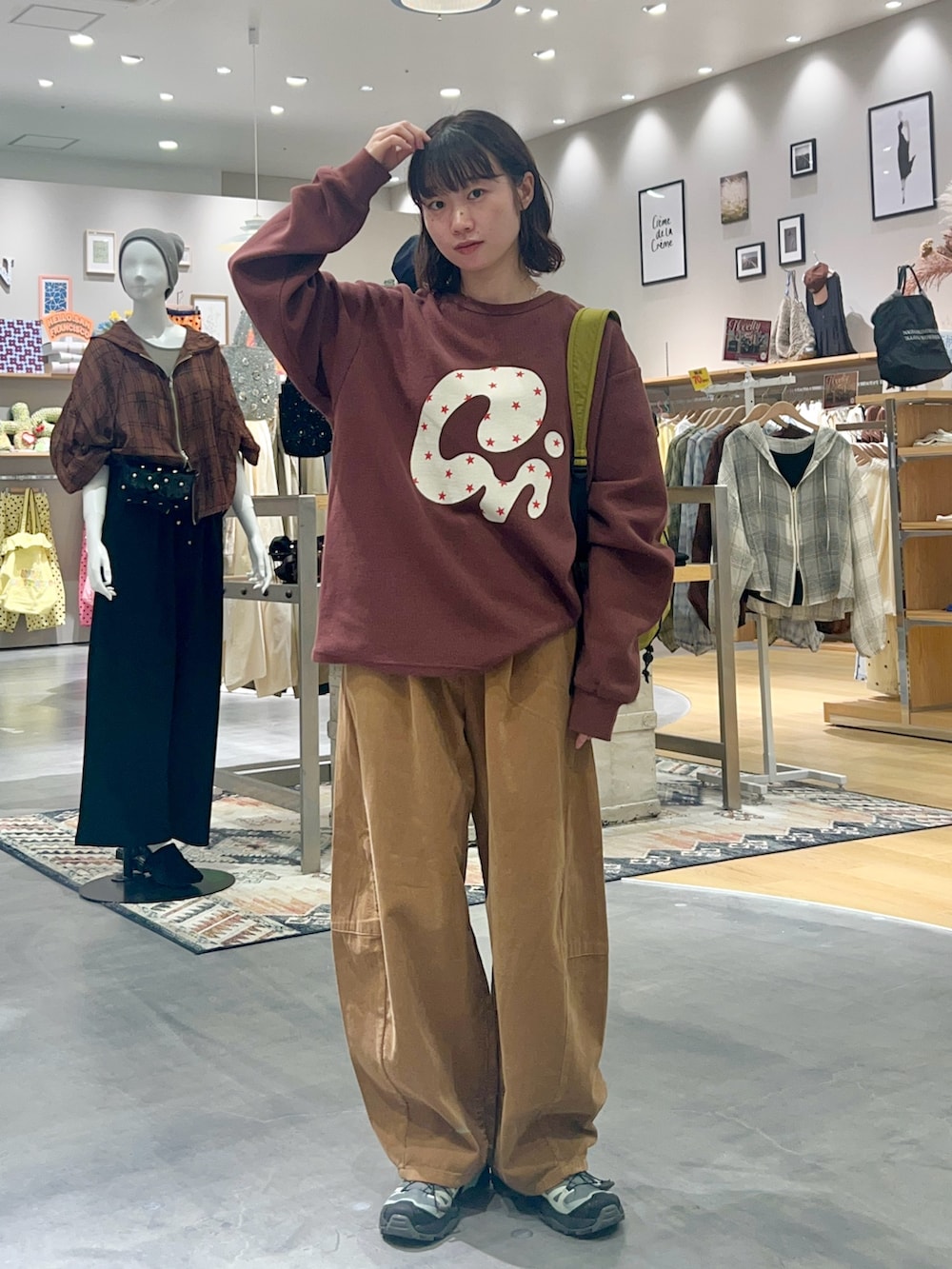 レッド系のTシャツ/カットソー、グリーン系のバックパック/リュック、イエロー系のその他パンツを着用したレディースの秋コーディネートの2枚目の写真