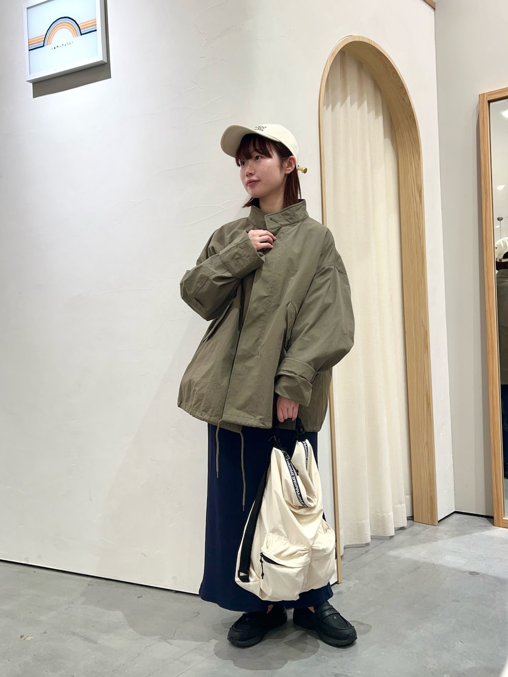 「古着MIX、春コーデ、モッズコート、モッズコート カーキ、m65、M65、大人カジュアルコーデ、-3kg、リブスカート、スッキリシルエット、ネイビー、ネイビースカート、ユニセックス、ユニセックスコーデ、低身長」｜「CIAOPANIC TYPYの【2025年S/S新作】LOGO刺繍プチプラキャップ（キャップ、ホワイト系）」を使った、kimura_no_fukuさん（レディース・155cm）の春コーディネートの3枚目の写真