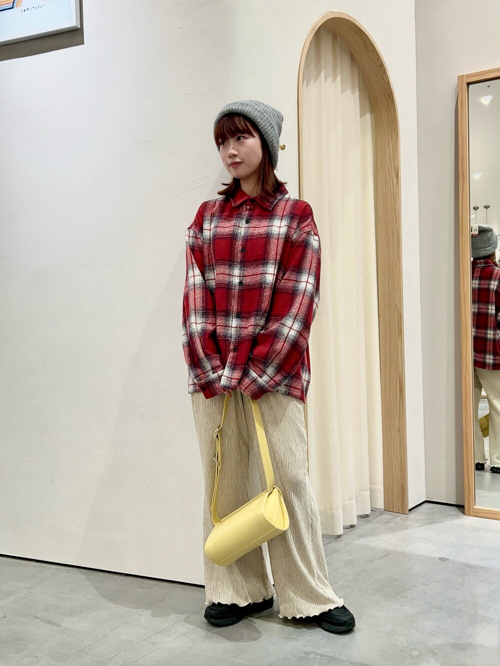 「シャツ、シャツスタイル、シャツコーデ、古着、古着MIX、古着コーデ、ニット帽、プリーツ、プリーツパンツ、ベロアパンツ、ベロア、ベロアプリーツ、ベロアプリーツパンツ、メンズライク、ユニセックス」｜「CIAOPANIC TYPYのニットキャップ（ニットキャップ/ビーニー、グレー系）」を使った、kimura_no_fukuさん（レディース・155cm）の冬コーディネートの2枚目の写真