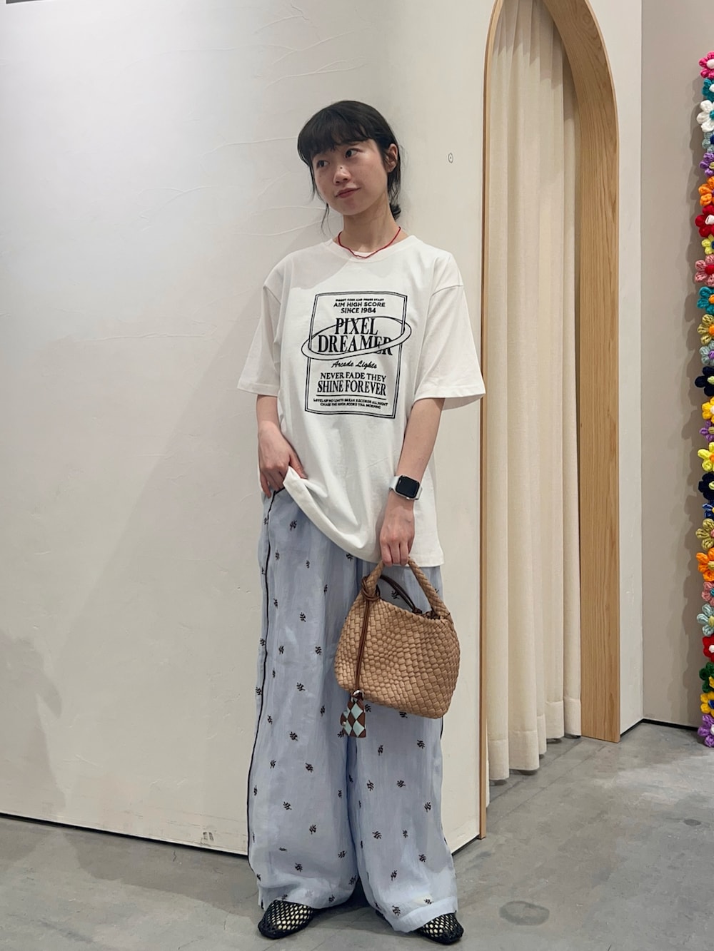 ホワイト系のTシャツ/カットソー、ベージュ系のショルダーバッグ、ブルー系のその他パンツを着用したレディースの夏コーディネートの2枚目の写真